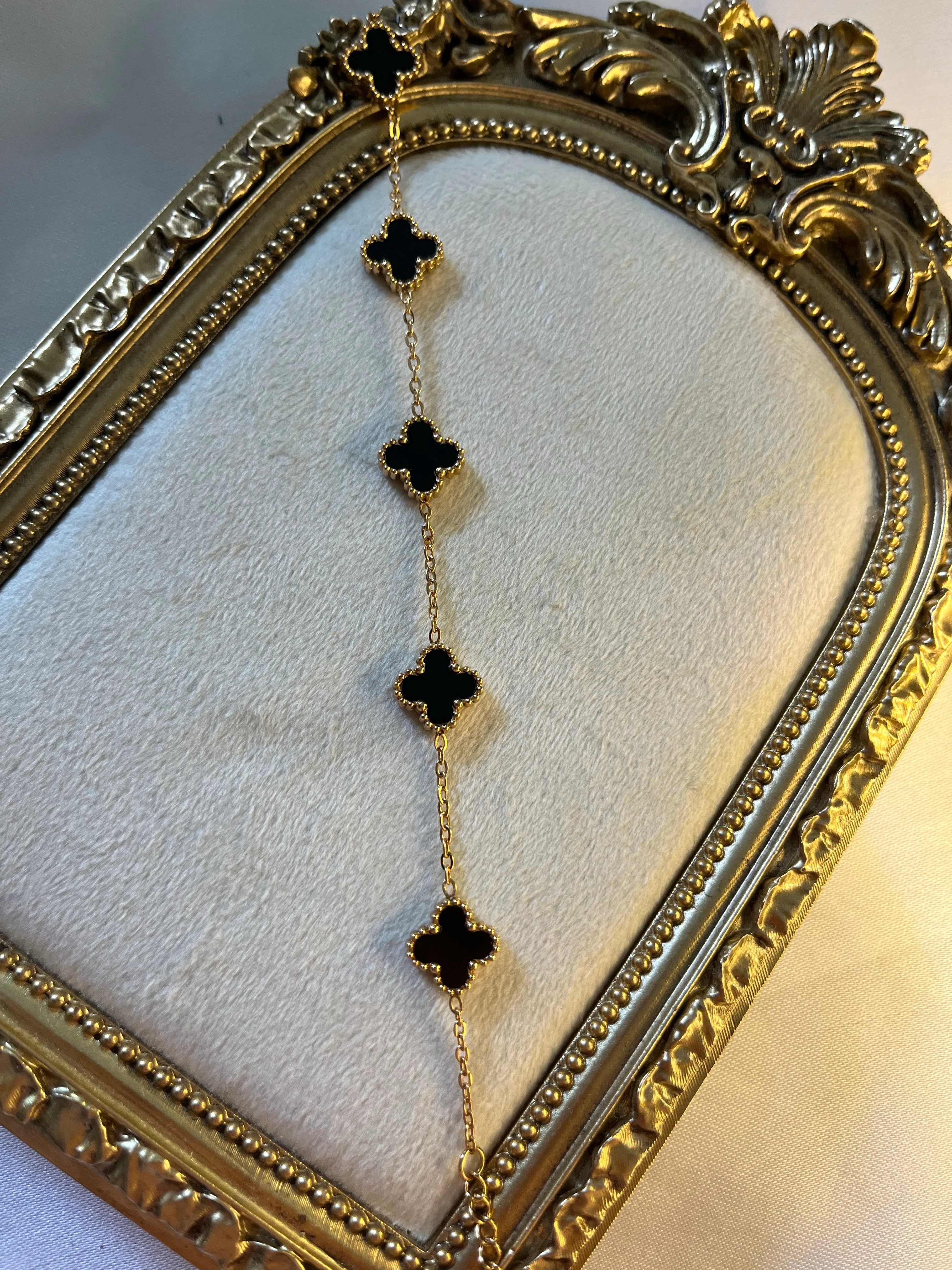 Siyah yonca bileklik gold