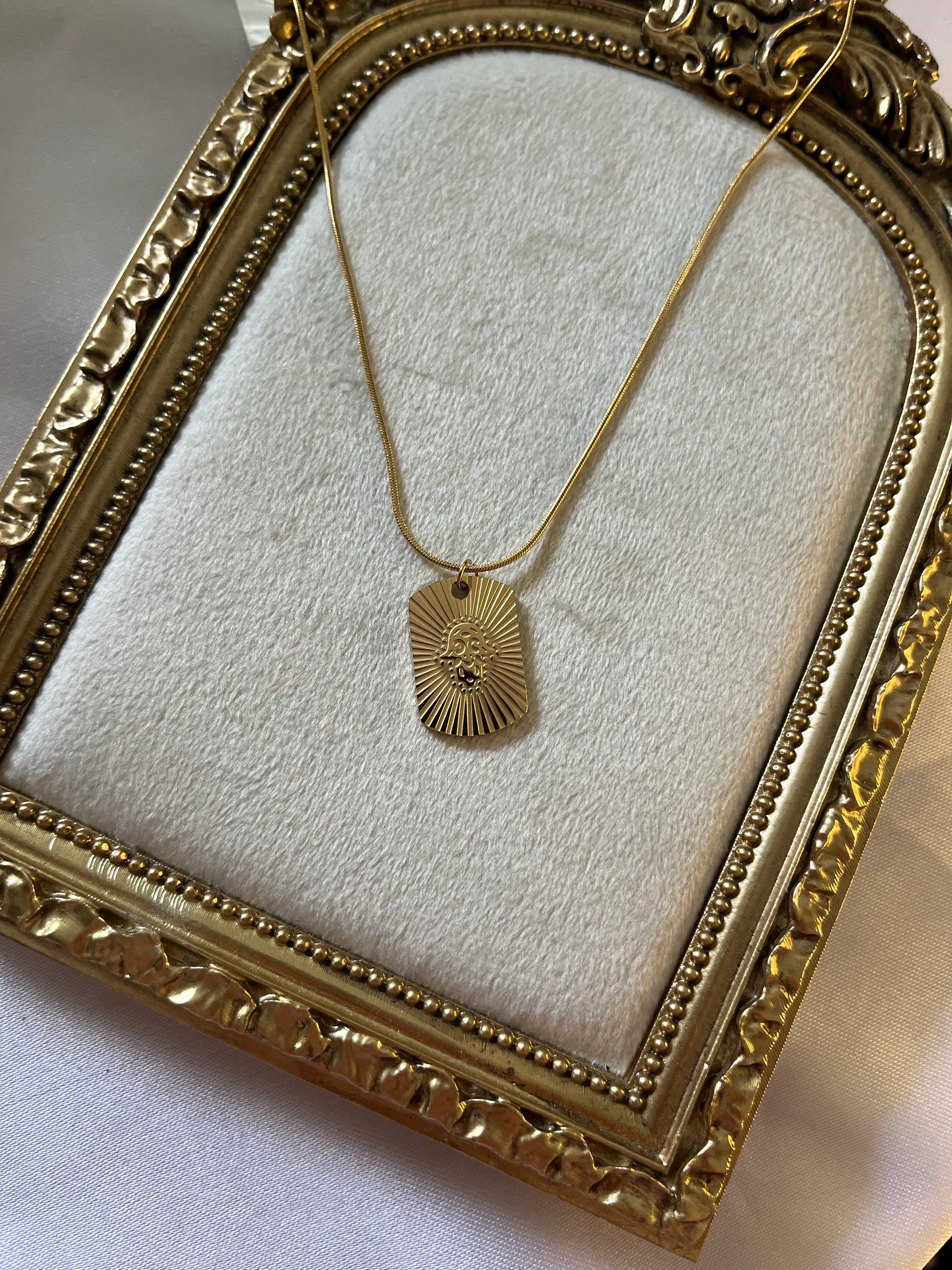 Gold hamsa plaka kolye