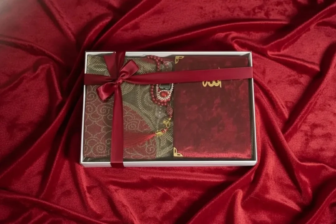 Dekomina 4'lü Hediyelik ve Çeyizlik Yasin Seti - Kırmızı