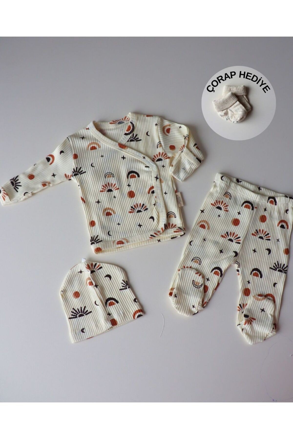 Soft Renkli ve Tasarım Desenli Yumuşacık Kız / Erkek Bebek Yenidoğan Takım - Çorap Hediyeli - ekru