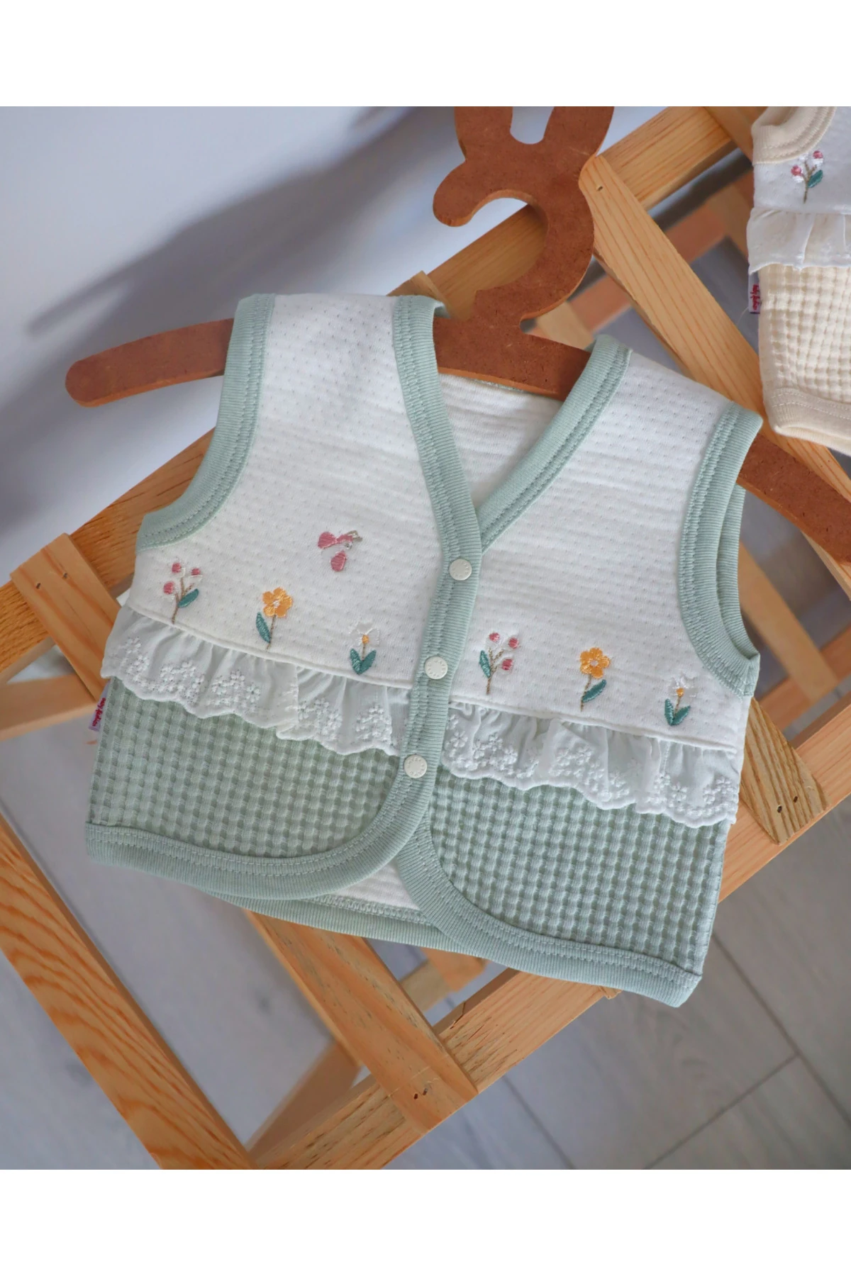 Tasarım Desenli ŞIk ve Rahat Kışlık Dantel Detaylı Bebek Yelek