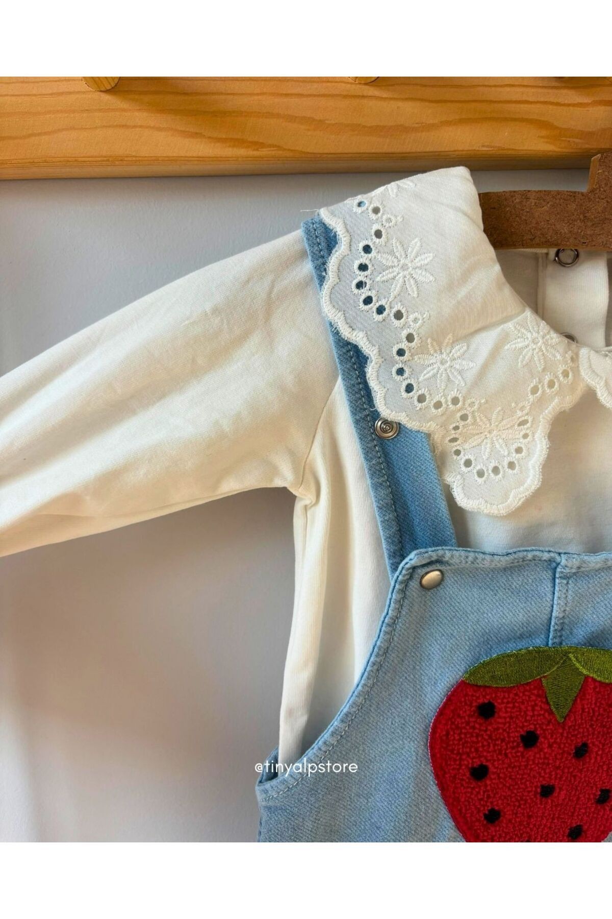 Naturel Kumaş Bebe Yaka Badi Ve Çilek Punch Işlemeli Tulum Kız Bebek Takım