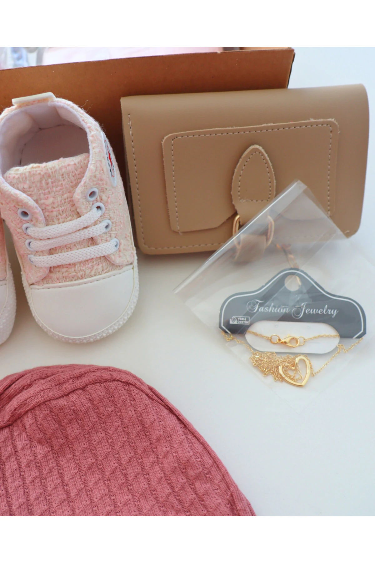 Türkiye'nin ilk anne bebek hediye kutusu Bebek takımı - bebek ayakkabısı - bebek çorabı