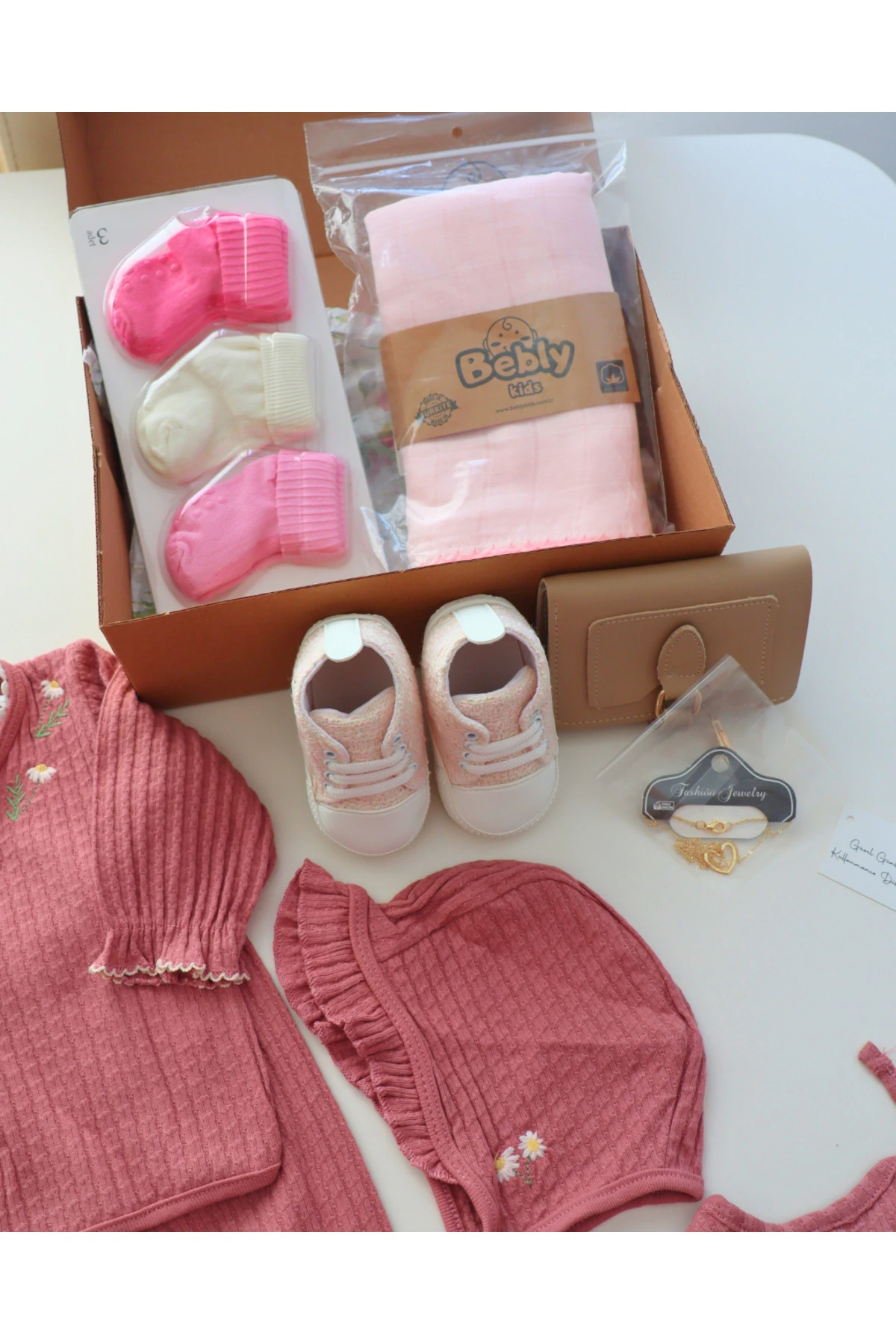 Türkiye'nin ilk anne bebek hediye kutusu Bebek takımı - bebek ayakkabısı - bebek çorabı