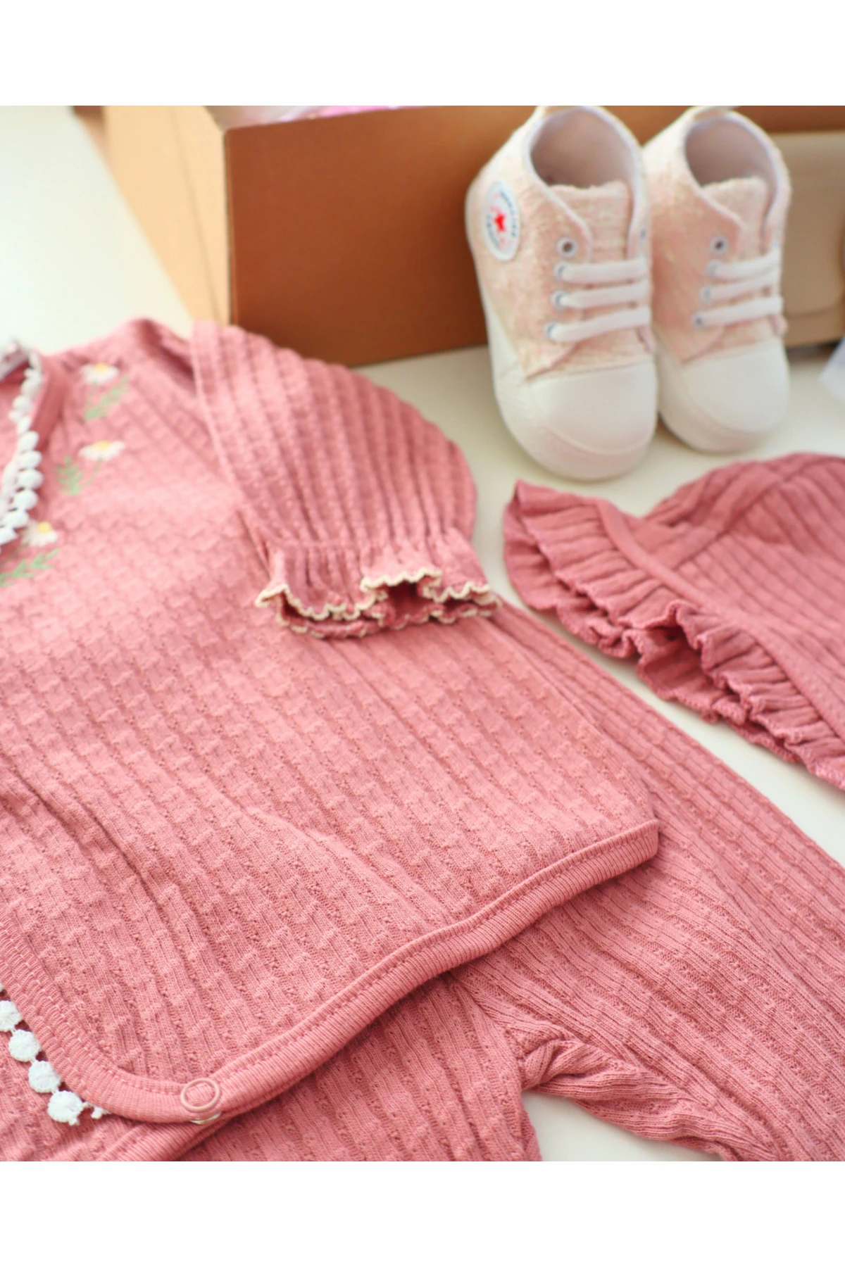 Türkiye'nin ilk anne bebek hediye kutusu Bebek takımı - bebek ayakkabısı - bebek çorabı