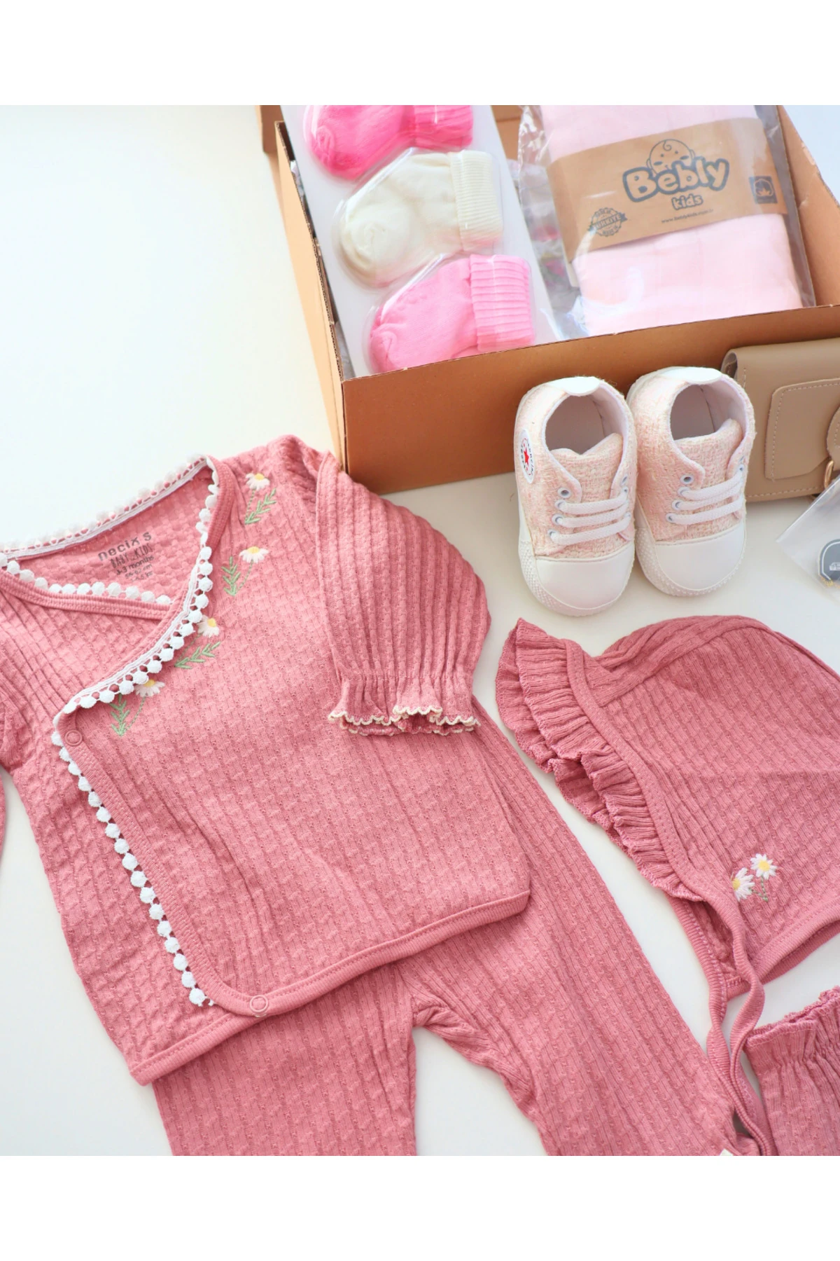 Türkiye'nin ilk anne bebek hediye kutusu Bebek takımı - bebek ayakkabısı - bebek çorabı