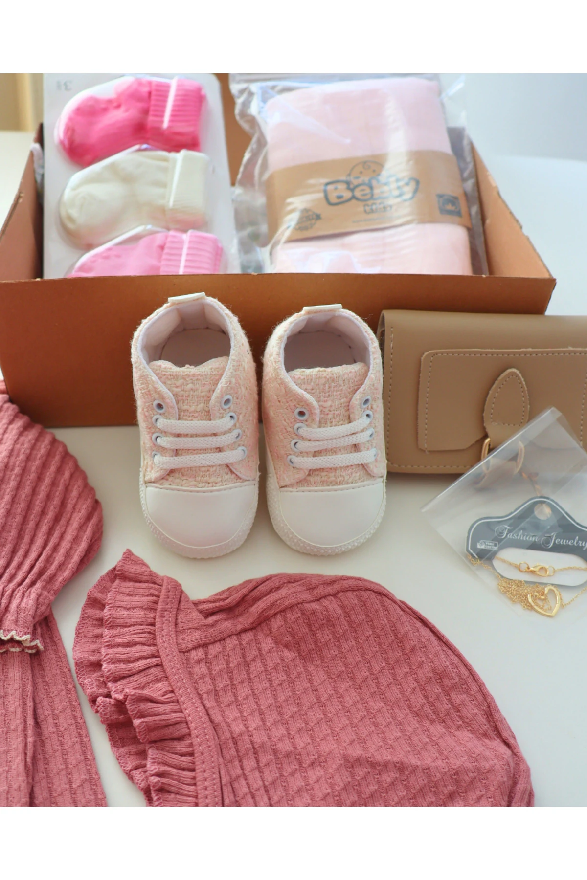 Türkiye'nin ilk anne bebek hediye kutusu Bebek takımı - bebek ayakkabısı - bebek çorabı