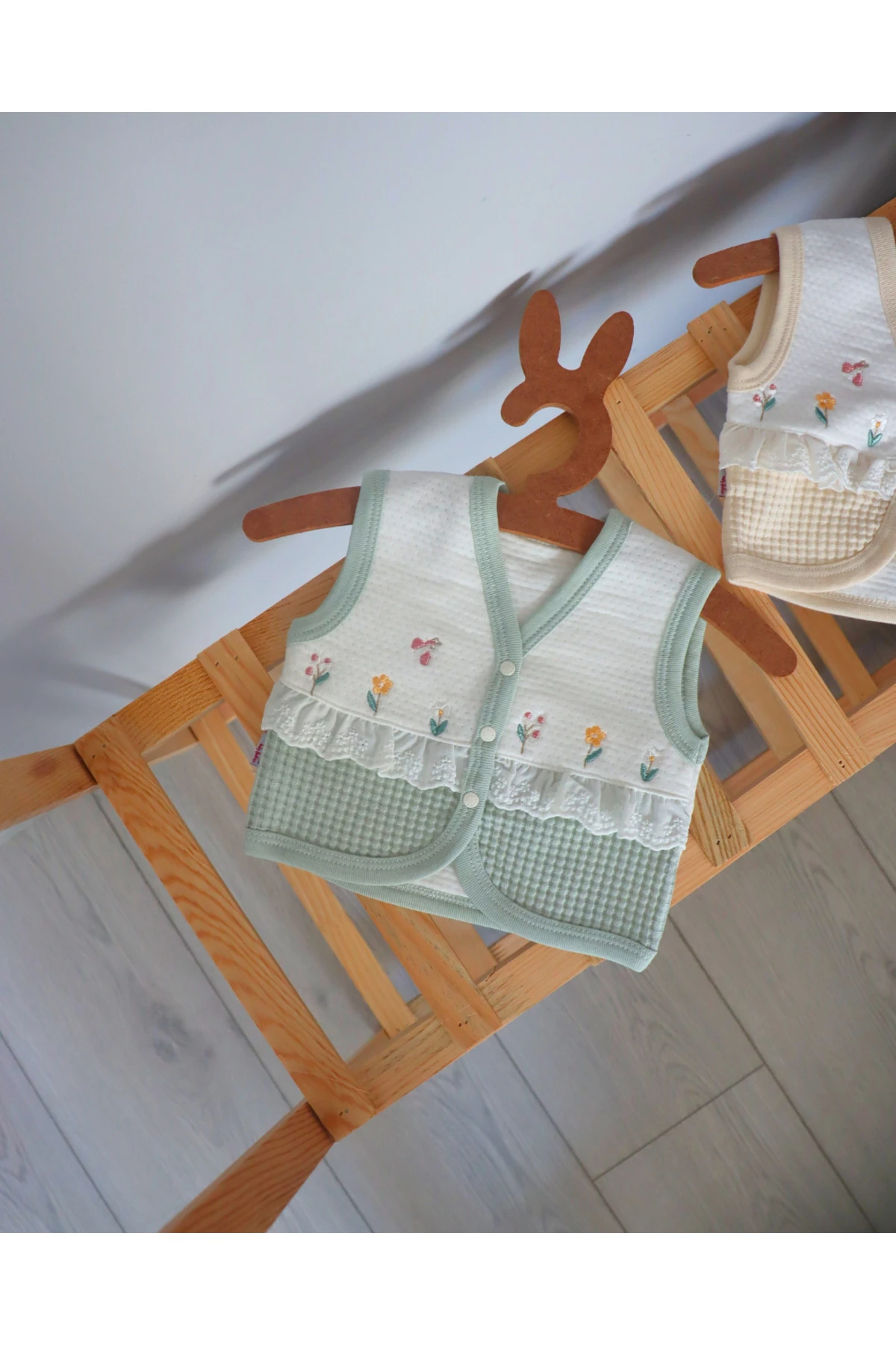 Tasarım Desenli ŞIk ve Rahat Kışlık Dantel Detaylı Bebek Yelek - turkuaz