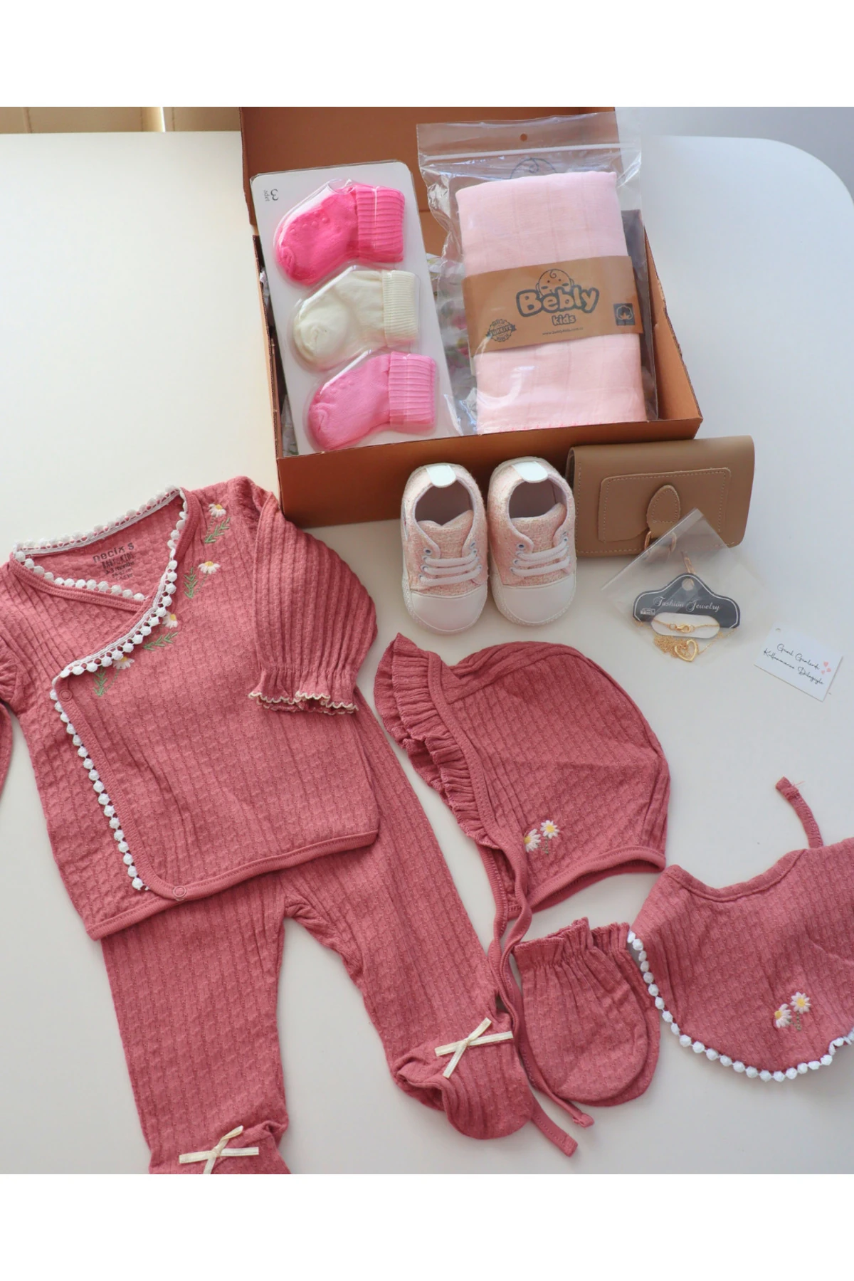 Türkiye'nin ilk anne bebek hediye kutusu Bebek takımı - bebek ayakkabısı - bebek çorabı - pembe