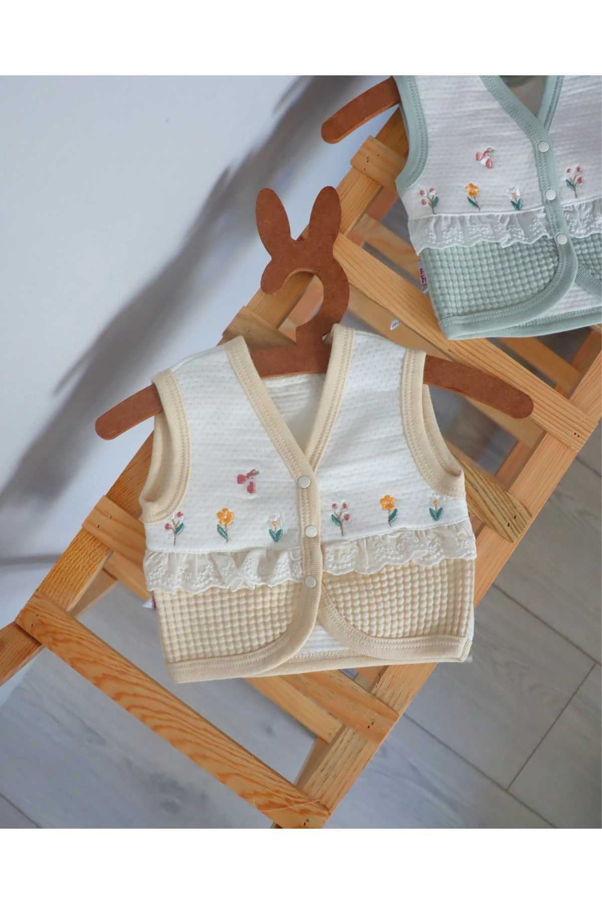 Tasarım Desenli ŞIk ve Rahat Kışlık Dantel Detaylı Bebek Yelek - bej