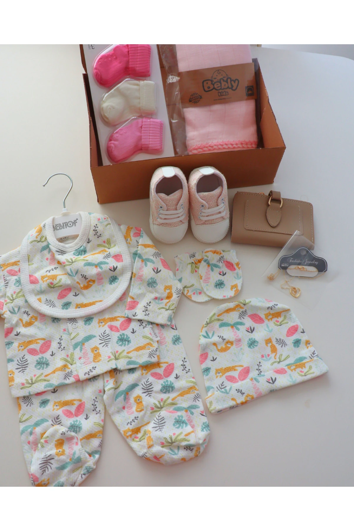 Türkiye'nin ilk anne bebek hediye kutusu Bebek takımı - bebek ayakkabısı - bebek çorabı - çok renkli