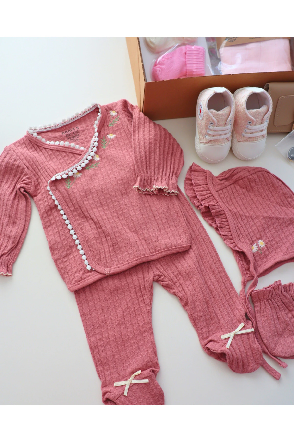 Türkiye'nin ilk anne bebek hediye kutusu Bebek takımı - bebek ayakkabısı - bebek çorabı