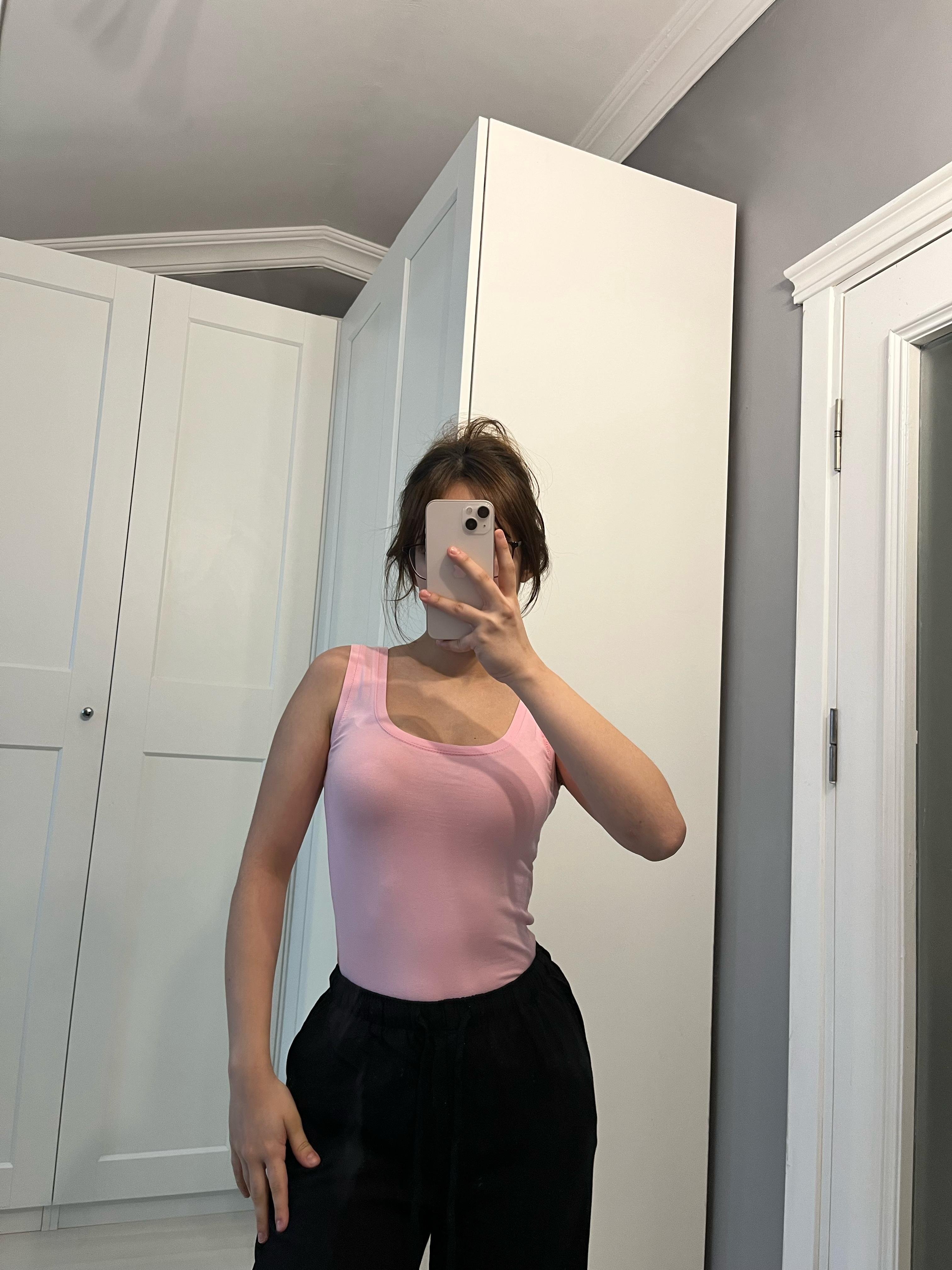 Kare yaka açık pembe atlet