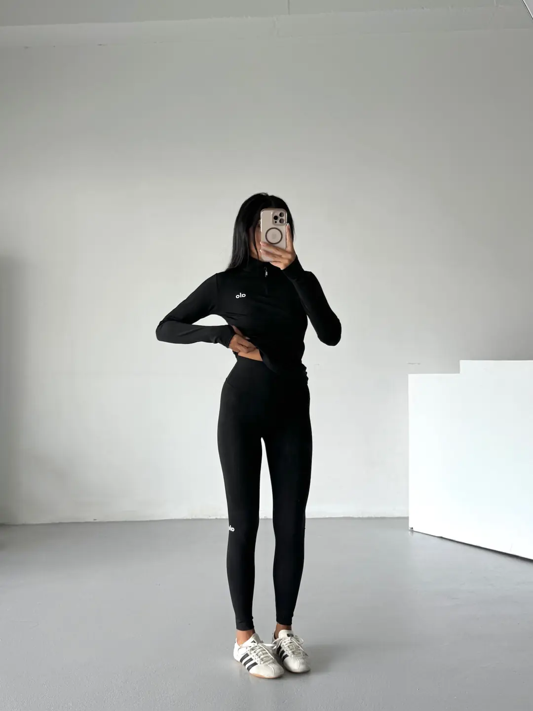 ALO YOGA ブラック ジッパー付き長袖 トレーニングウェア XS img-7996.webp