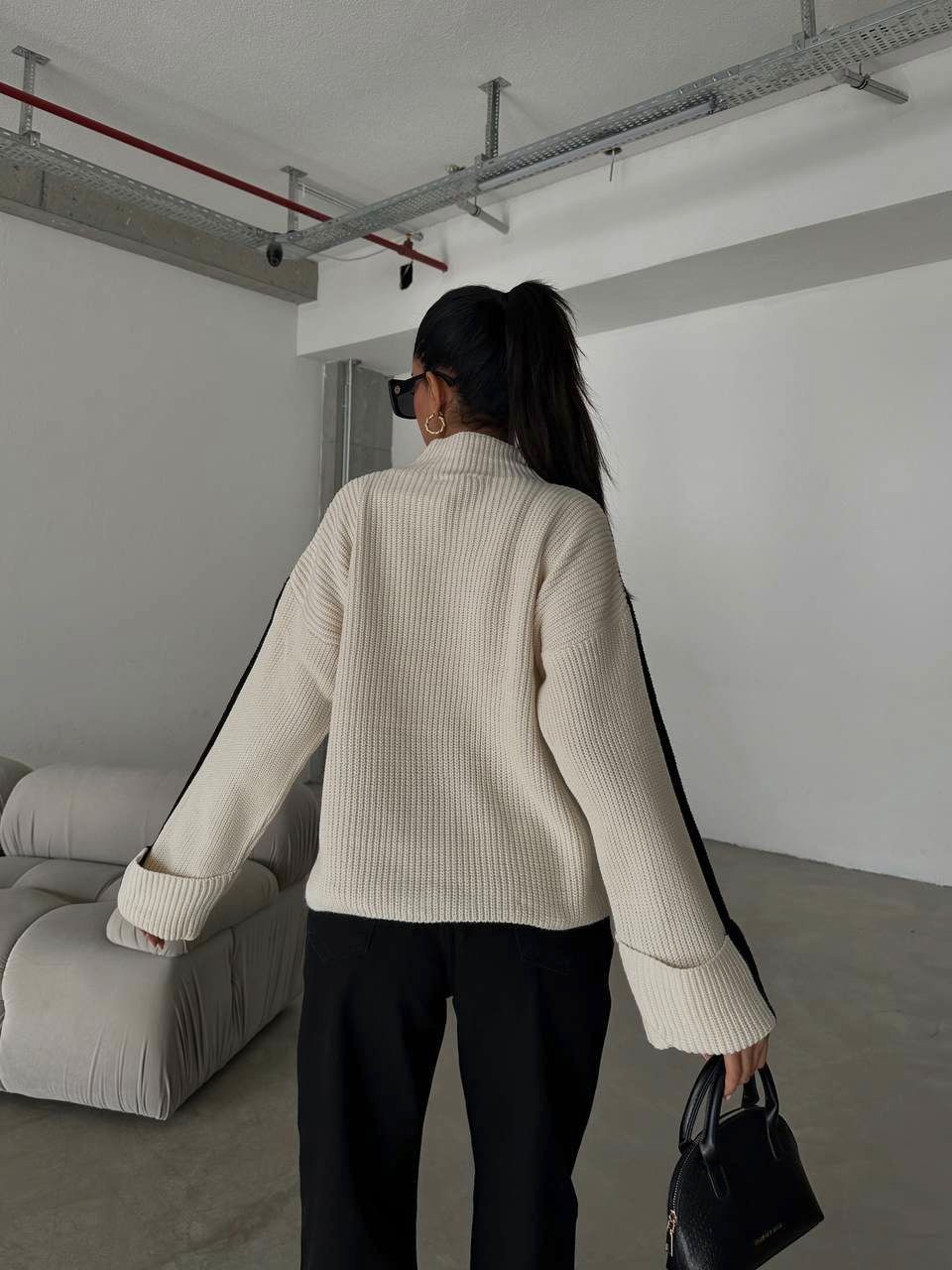 Triko Sweater With Striking Arm