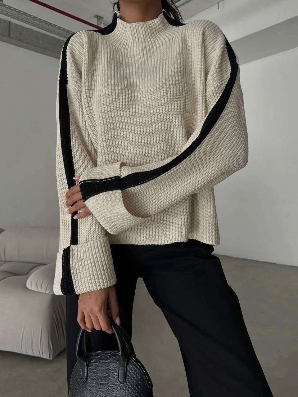 Triko Sweater With Striking Arm