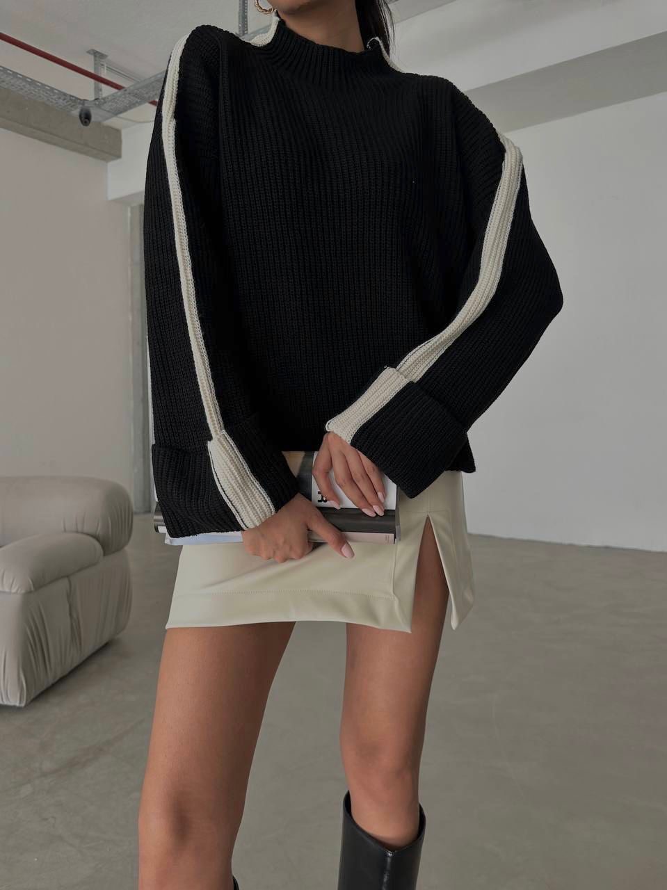 Triko Sweater With Striking Arm