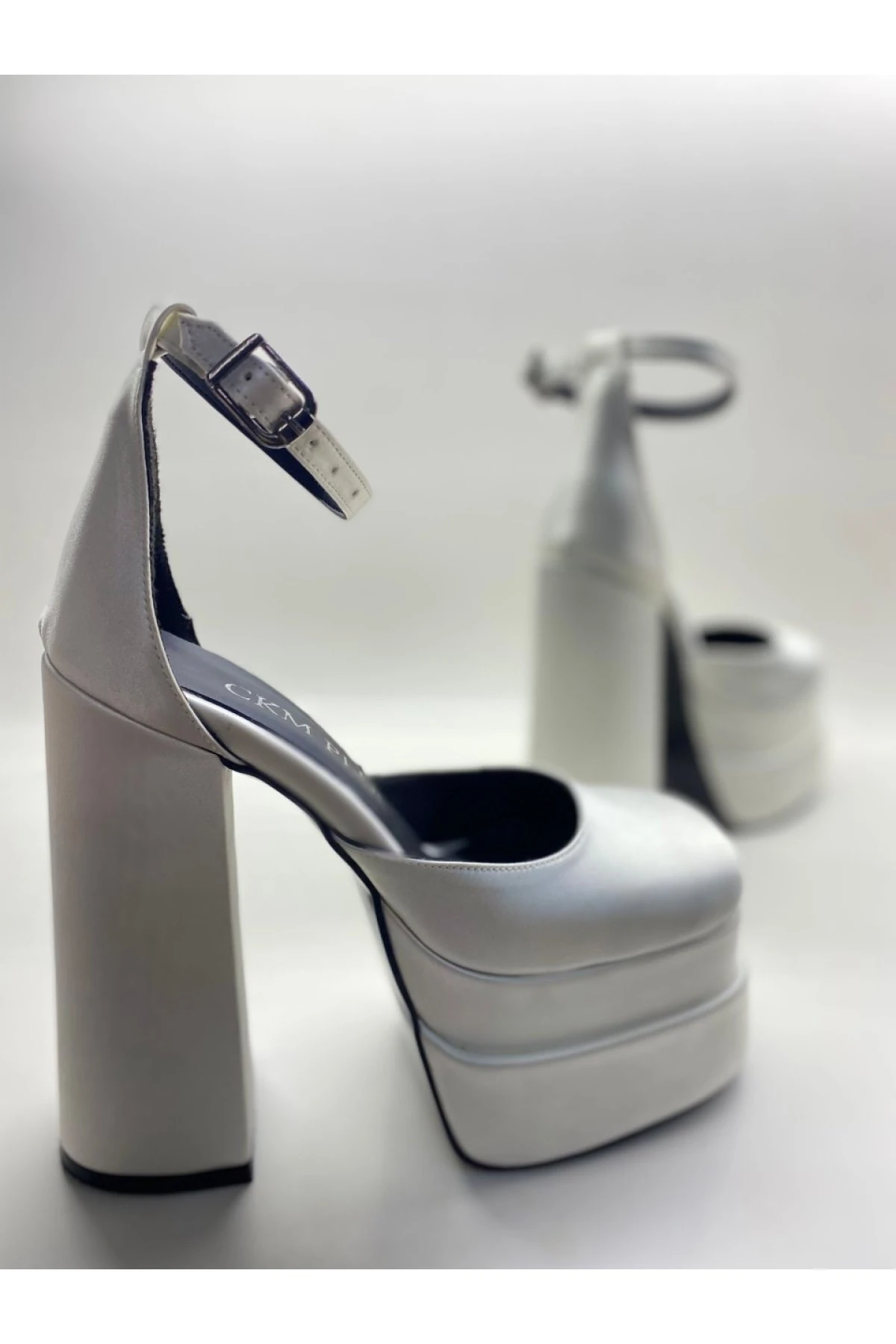 Beyaz Saten Bilekten Bağlamalı Kapalı Burun Çift Platform Topuklu Sandalet