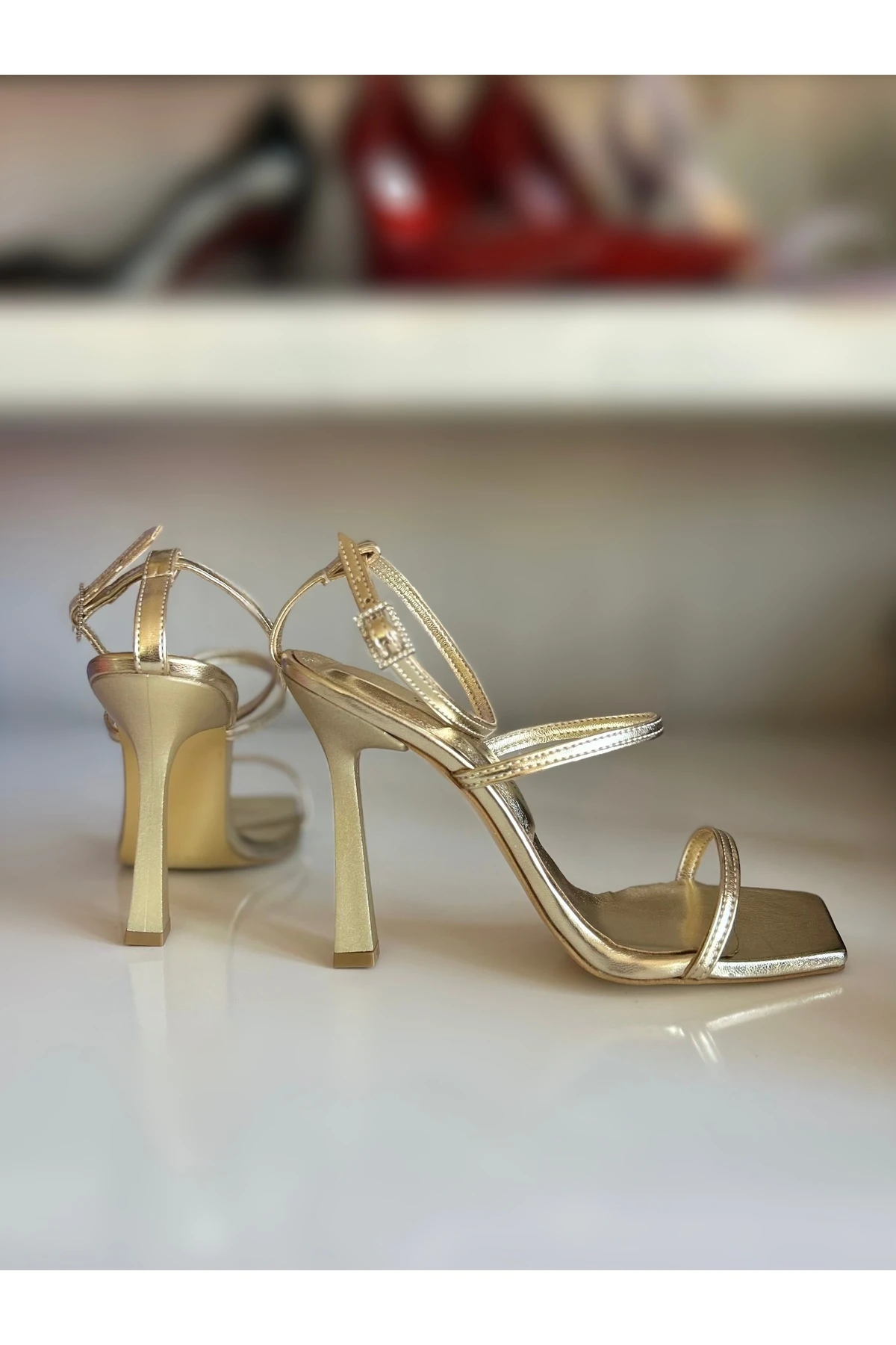 GOLD PARLAK ÜÇ BANTLI TOPUKLU AYAKKABI TOPUKLU SANDALET