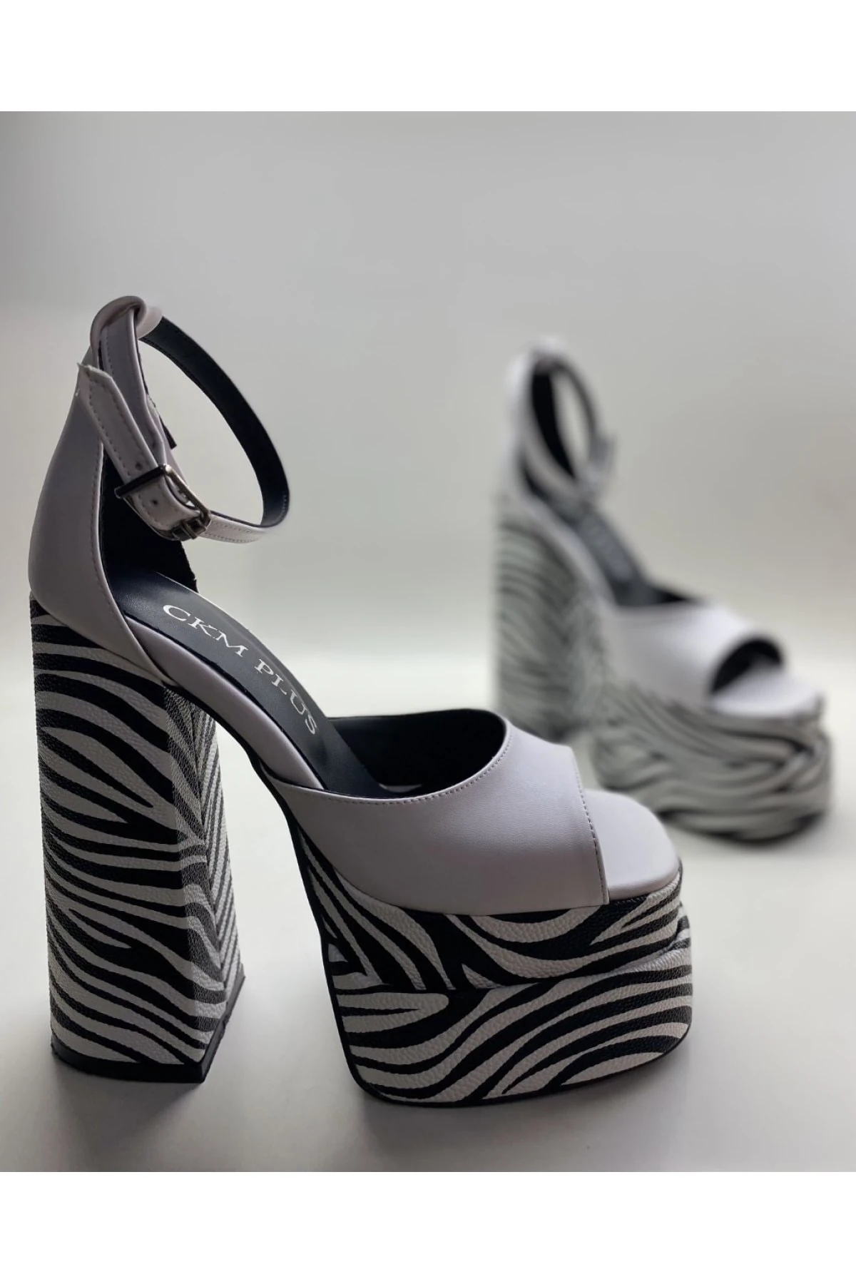 Solistra Bilekten Bağlamalı Çift Platformlu Topuklu Sandalet  - Beyaz-Zebra