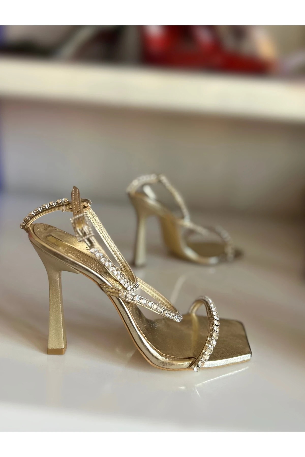 GOLD PARLAK TAŞLI ÜÇ BANTLI TOPUKLU SANDALET TOPUKLU AYAKKABI