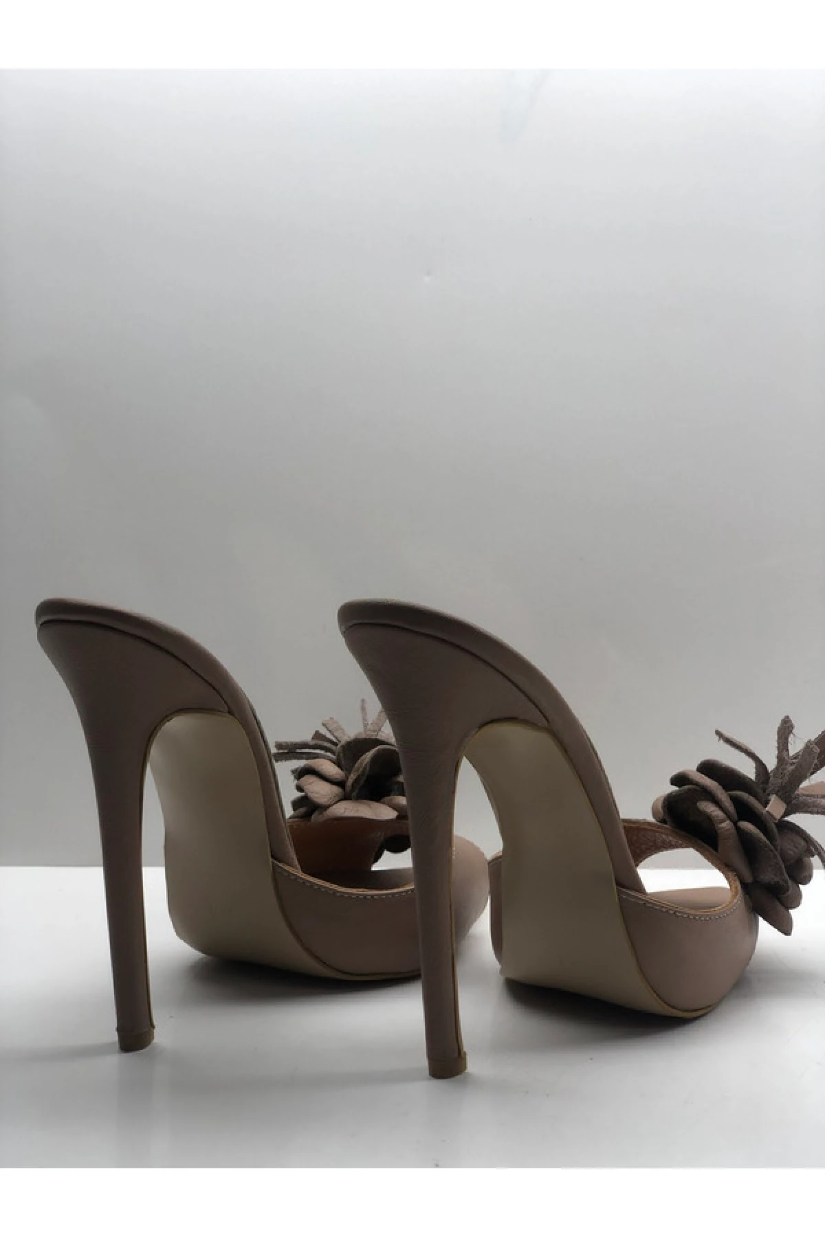 Deri Çiçekli Topuklu Terlik