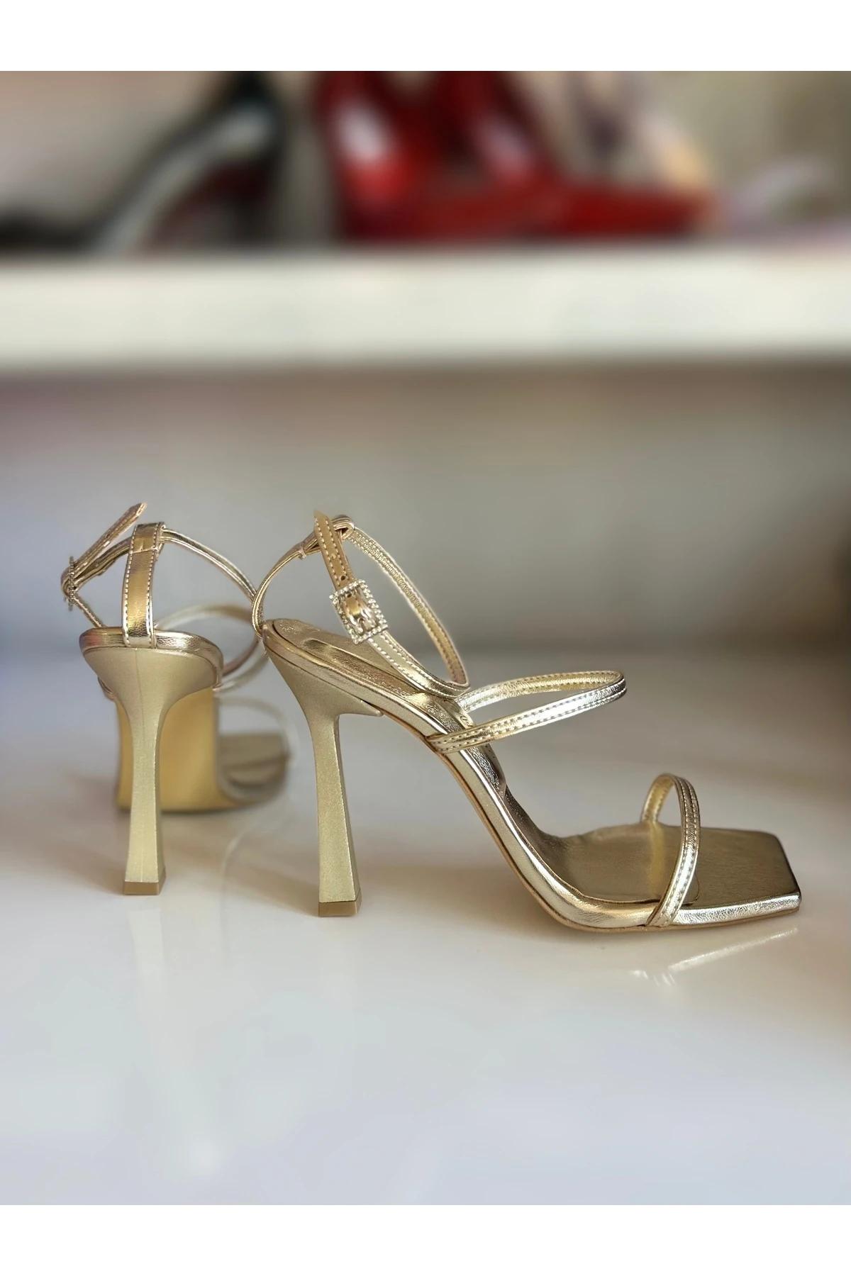 GOLD PARLAK ÜÇ BANTLI TOPUKLU AYAKKABI TOPUKLU SANDALET