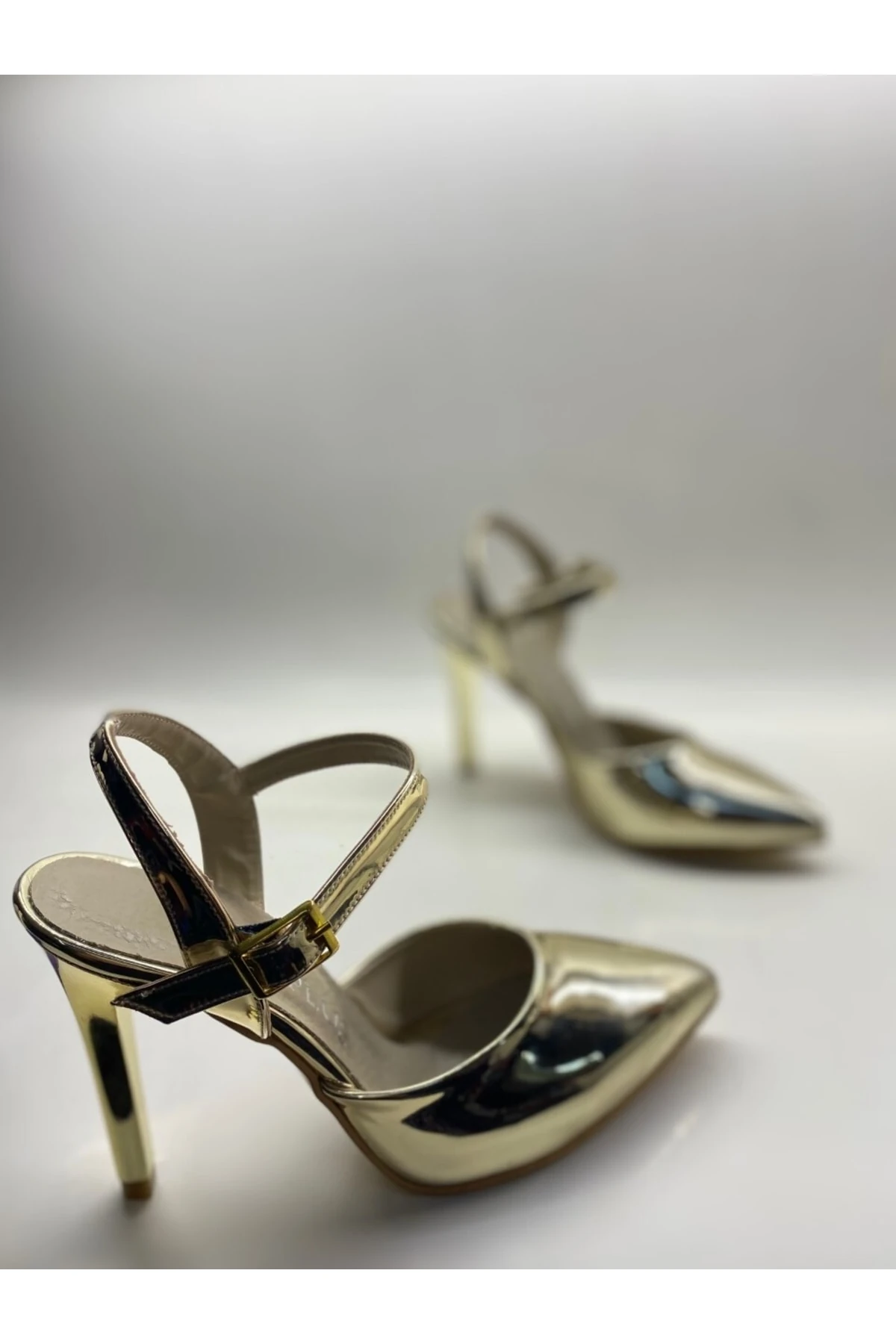 Altın Ayna Gold Kapalı Burun Topuklu Ayakkabı Sandalet