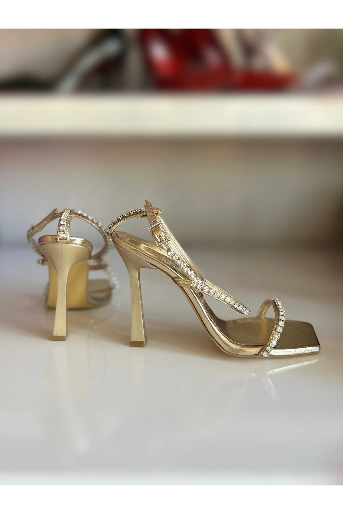 GOLD PARLAK TAŞLI ÜÇ BANTLI TOPUKLU SANDALET TOPUKLU AYAKKABI