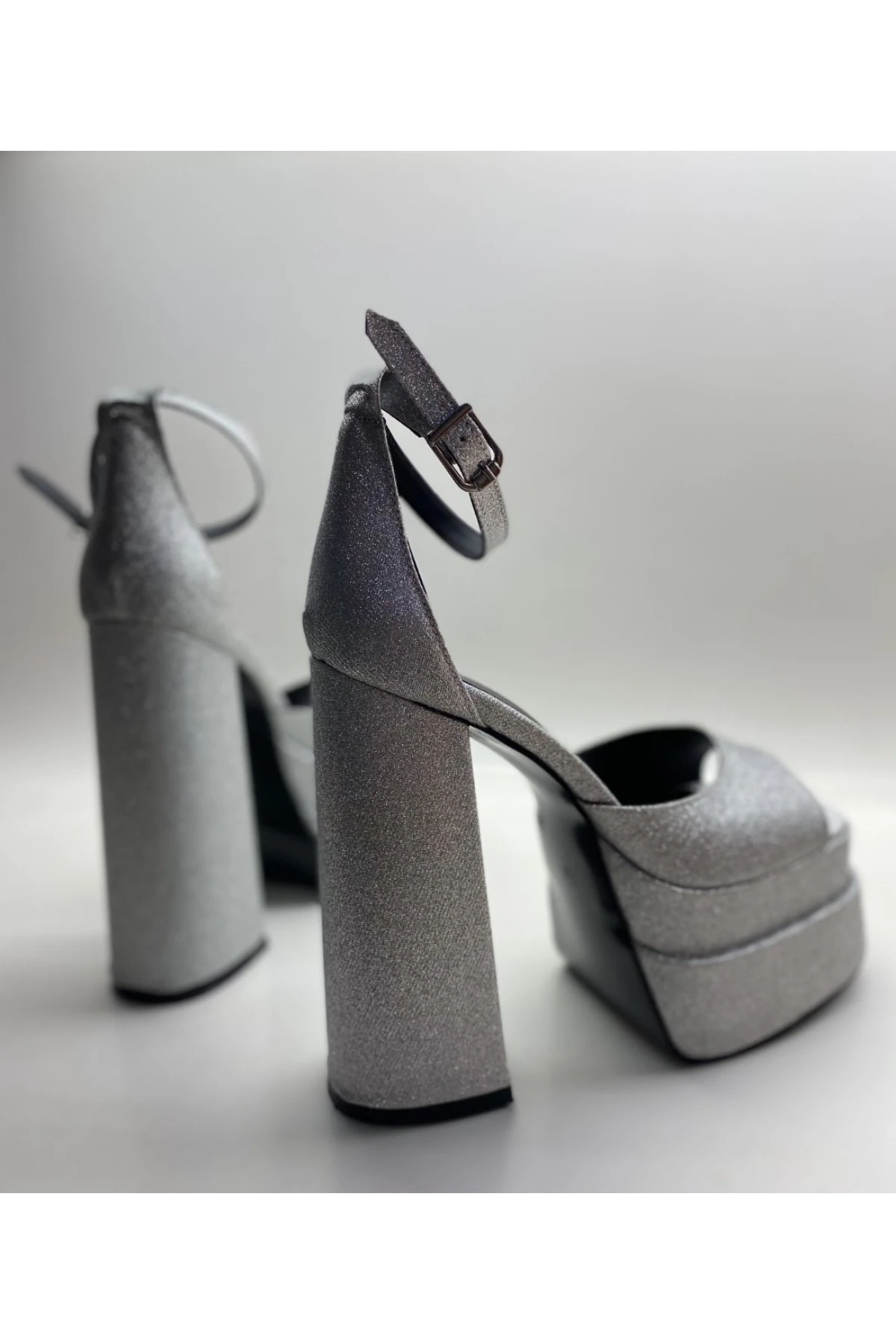 Solistra Bilekten Bağlamalı Çift Platformlu Topuklu Sandalet  - Gümüş Simli