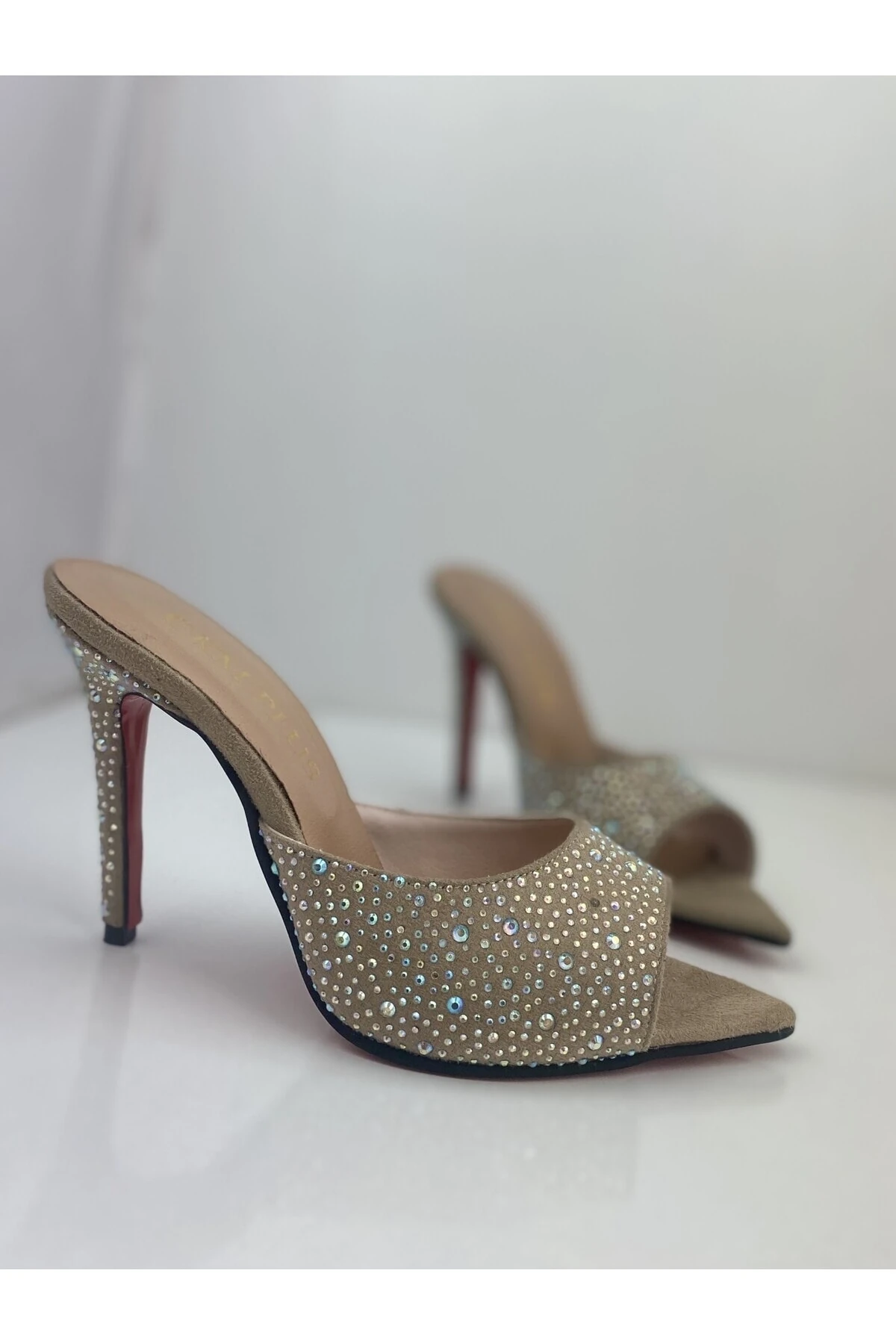 BEJ SÜET JANJAN TAŞLI KAPLAMA TOPUK AYNALI JÜRDAN TOPUKLU TERLİK