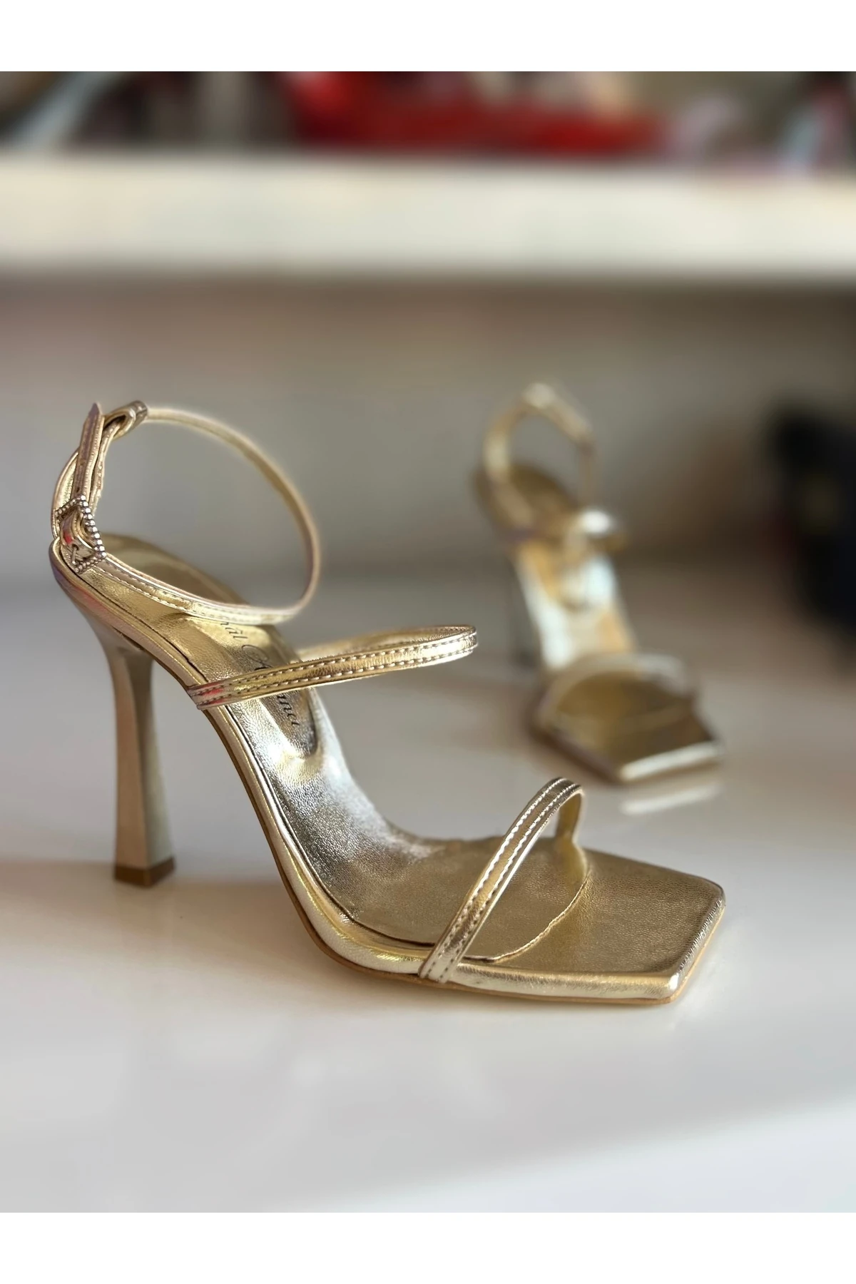 GOLD PARLAK ÜÇ BANTLI TOPUKLU AYAKKABI TOPUKLU SANDALET