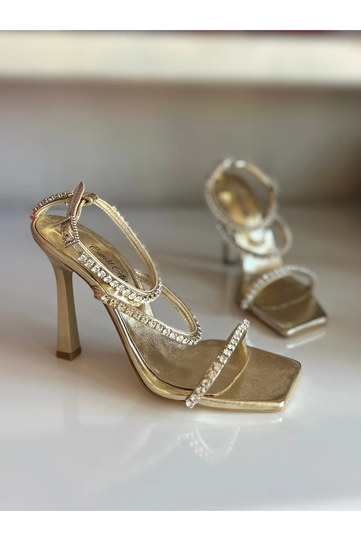 GOLD PARLAK TAŞLI ÜÇ BANTLI TOPUKLU SANDALET TOPUKLU AYAKKABI