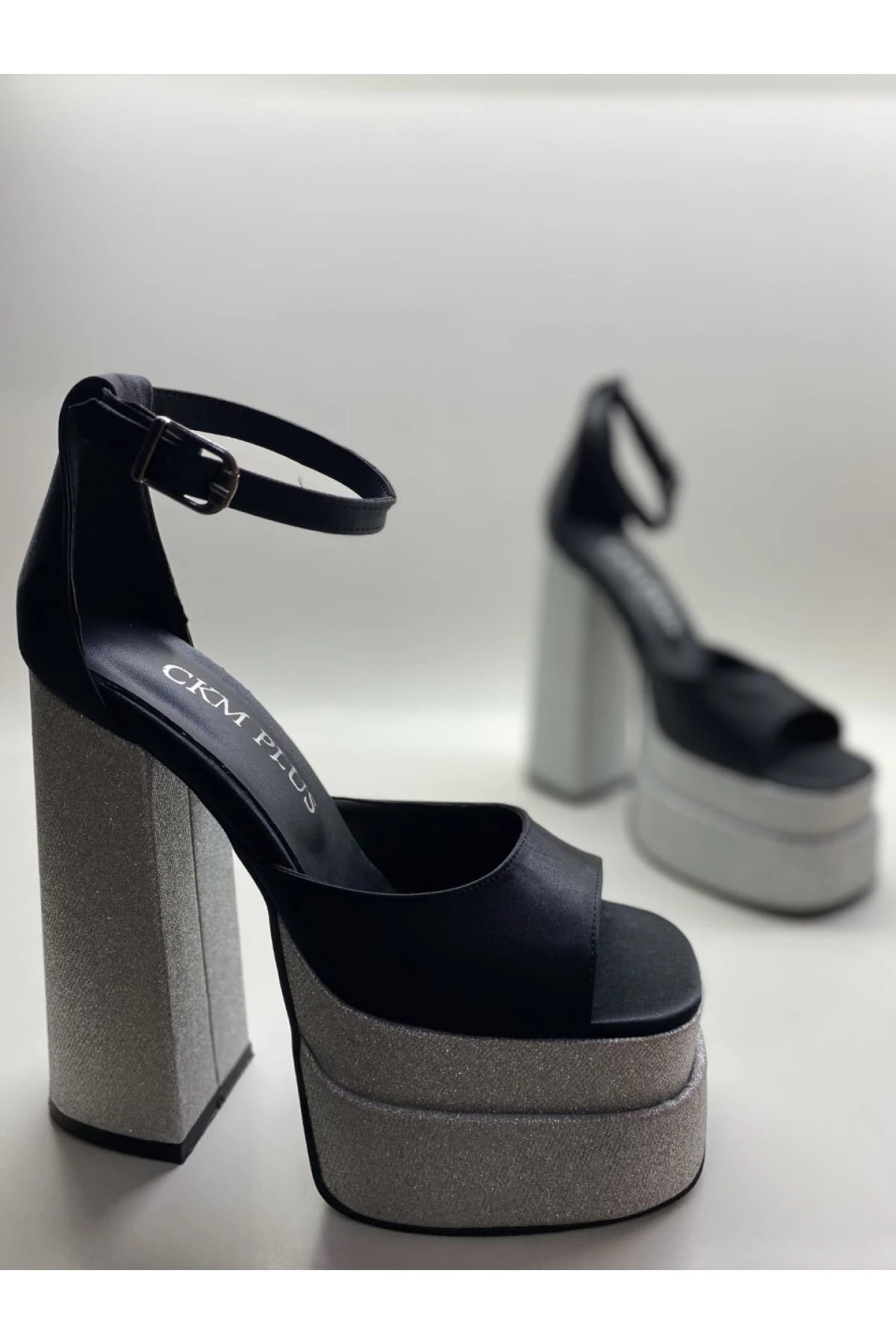 Solistra Bilekten Bağlamalı Çift Platformlu Topuklu Sandalet - Siyah-Gümüş Simli