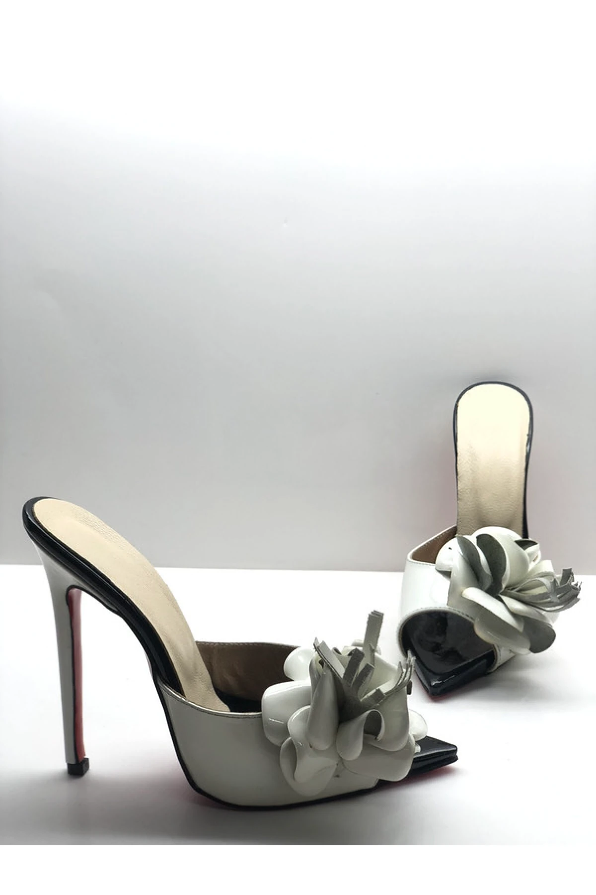 Deri Çiçekli Topuklu Terlik