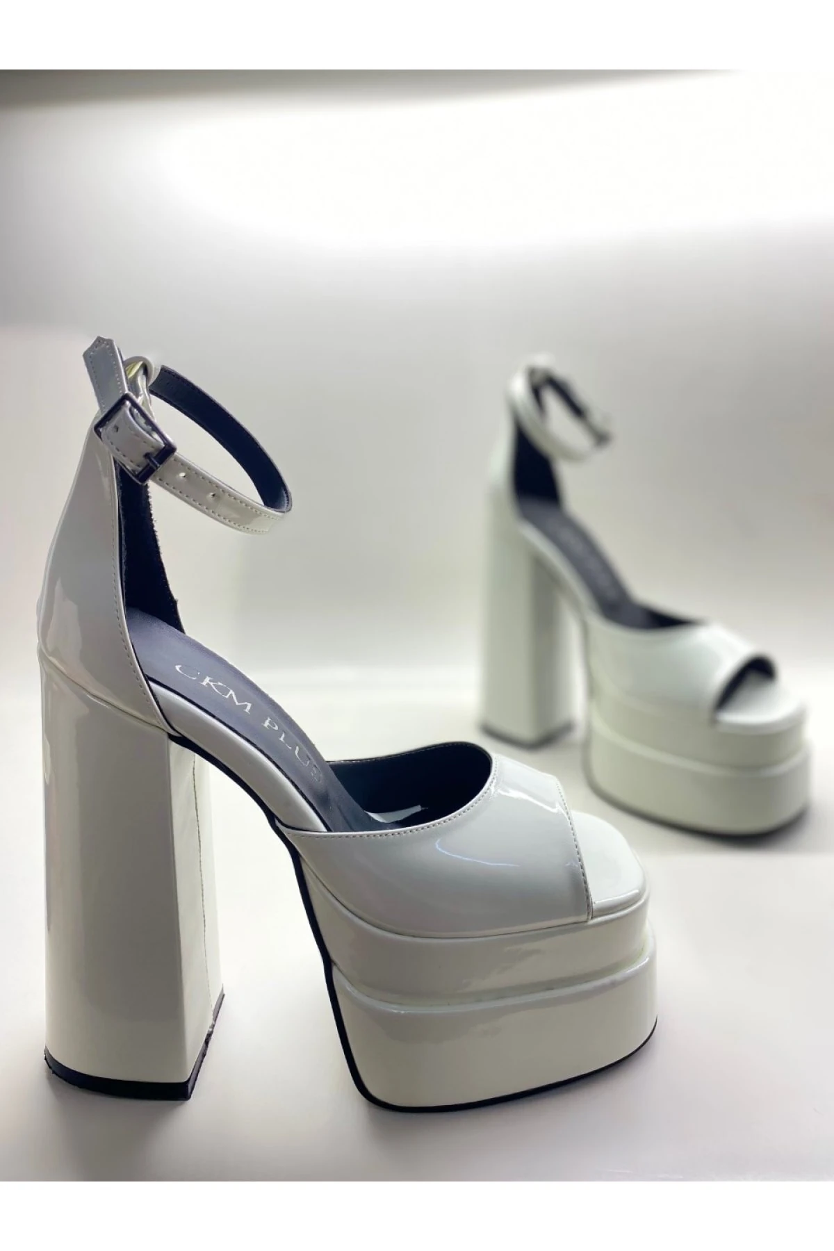 Beyaz Rugan Bilekten Bağlamalı Çift Platform Topuklu Sandalet