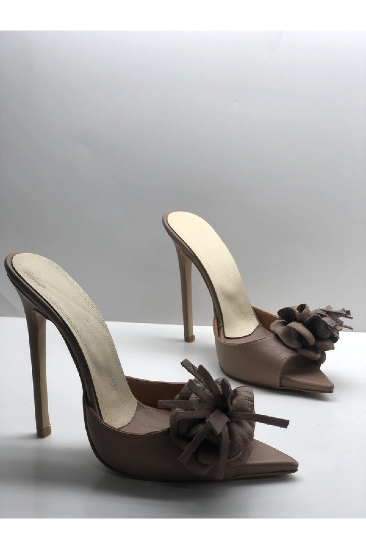 Deri Çiçekli Topuklu Terlik