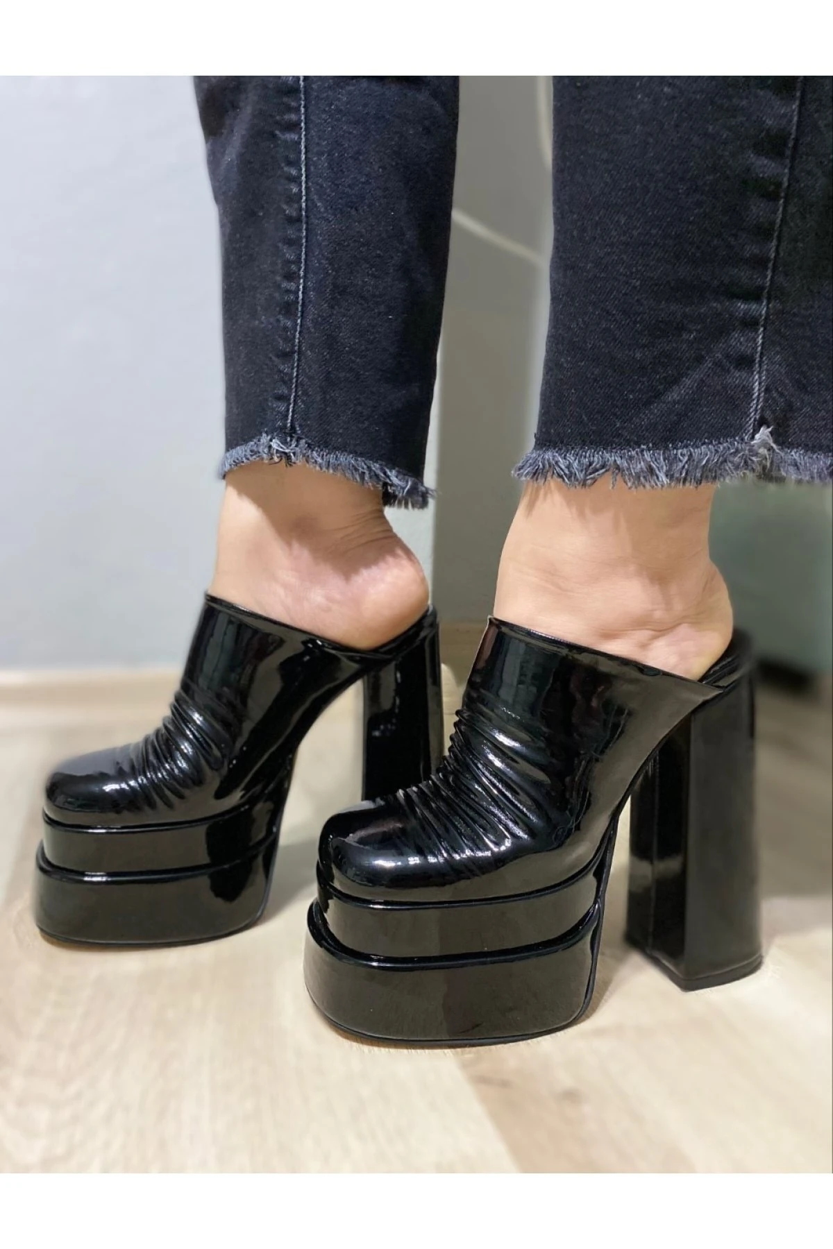 Lunaris Pliseli Çift Platform Topuklu Sandalet - Siyah Rugan