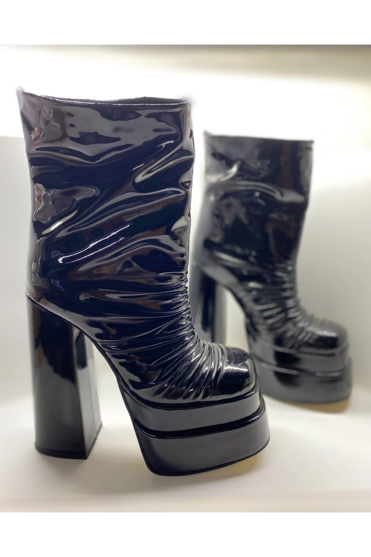 Siyah Rugan Pliseli Çift Kat Platformlu Yüksek Kalın Topuklu Kadın Çizme