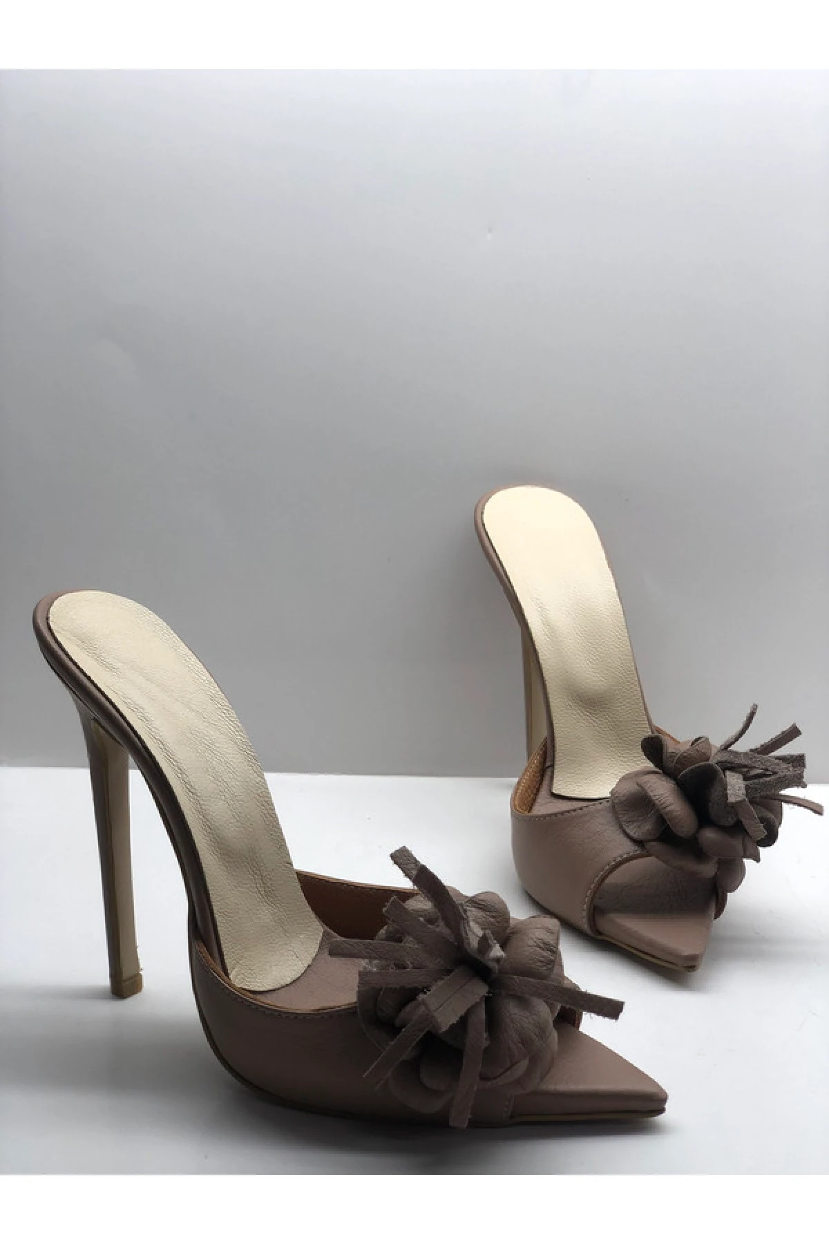 Deri Çiçekli Topuklu Terlik