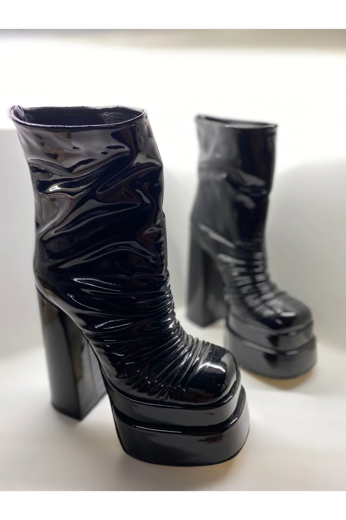 Siyah Rugan Pliseli Çift Kat Platformlu Yüksek Kalın Topuklu Kadın Çizme