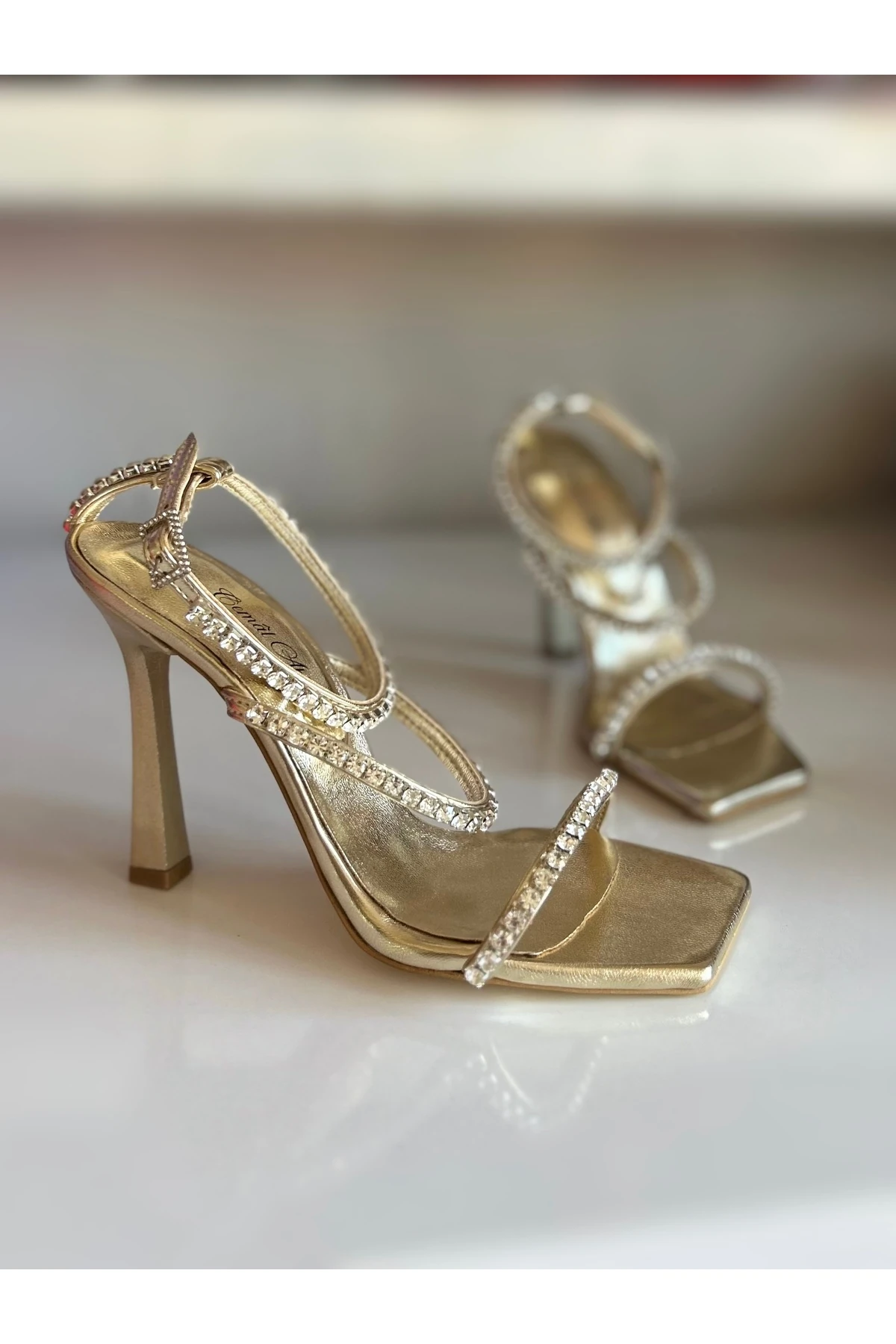 GOLD PARLAK TAŞLI ÜÇ BANTLI TOPUKLU SANDALET TOPUKLU AYAKKABI