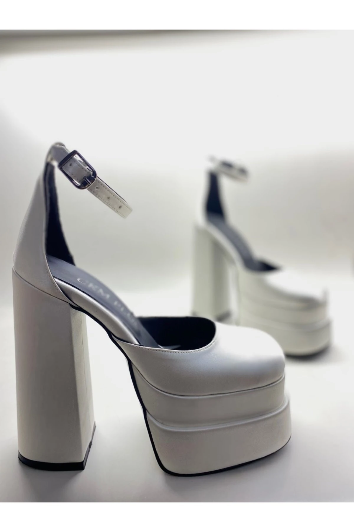 Beyaz Saten Bilekten Bağlamalı Kapalı Burun Çift Platform Topuklu Sandalet