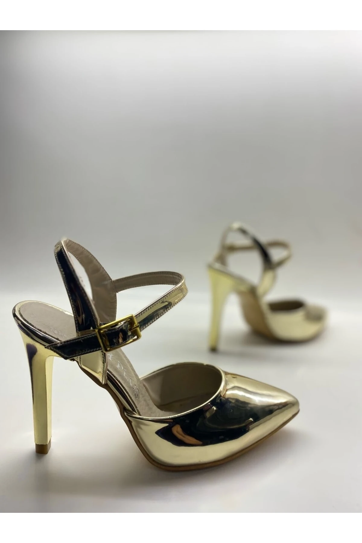 Altın Ayna Gold Kapalı Burun Topuklu Ayakkabı Sandalet