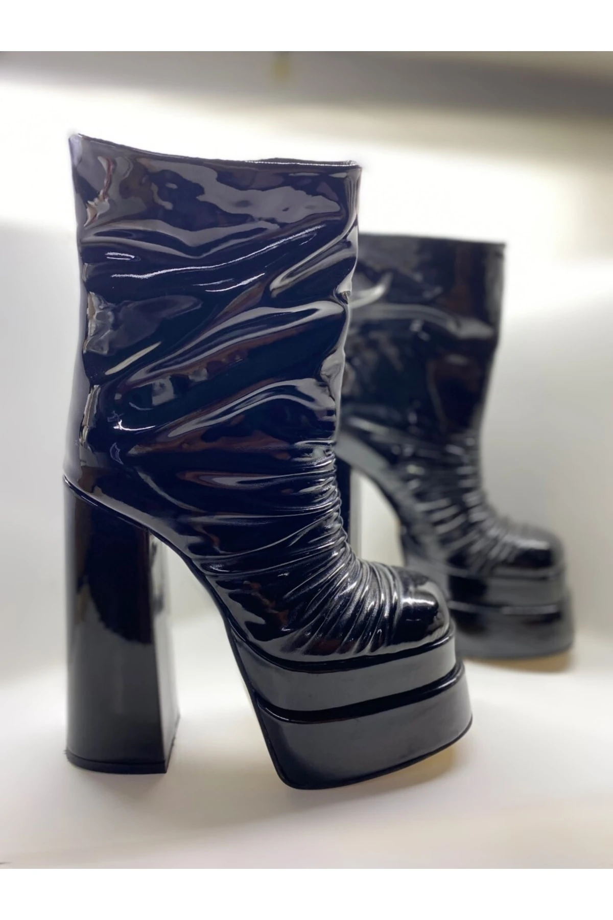 Siyah Rugan Pliseli Çift Kat Platformlu Yüksek Kalın Topuklu Kadın Çizme