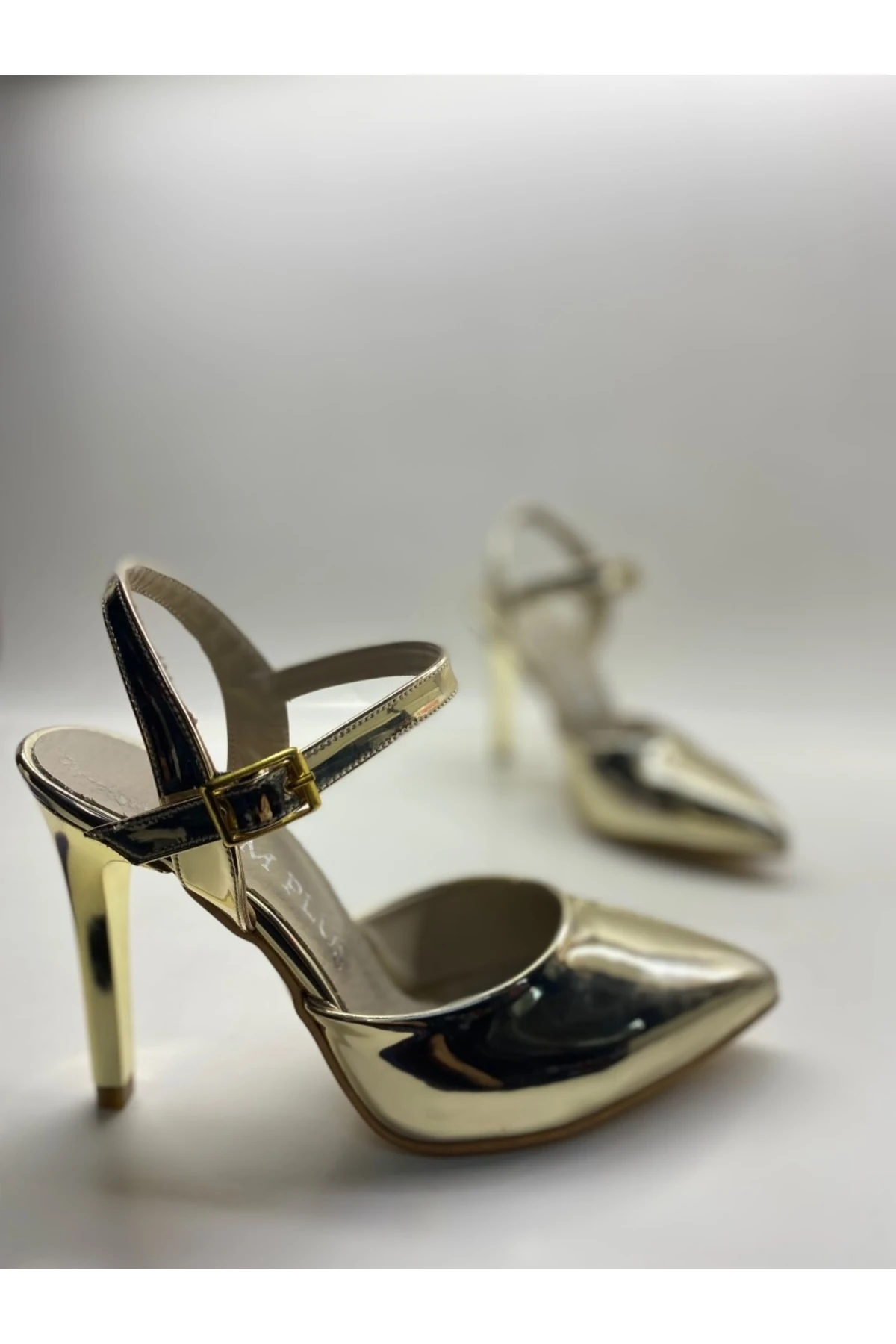 Altın Ayna Gold Kapalı Burun Topuklu Ayakkabı Sandalet