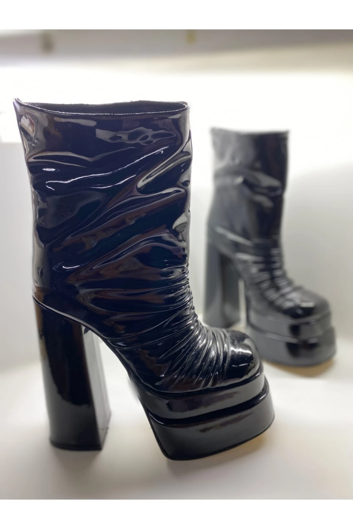 Siyah Rugan Pliseli Çift Kat Platformlu Yüksek Kalın Topuklu Kadın Çizme