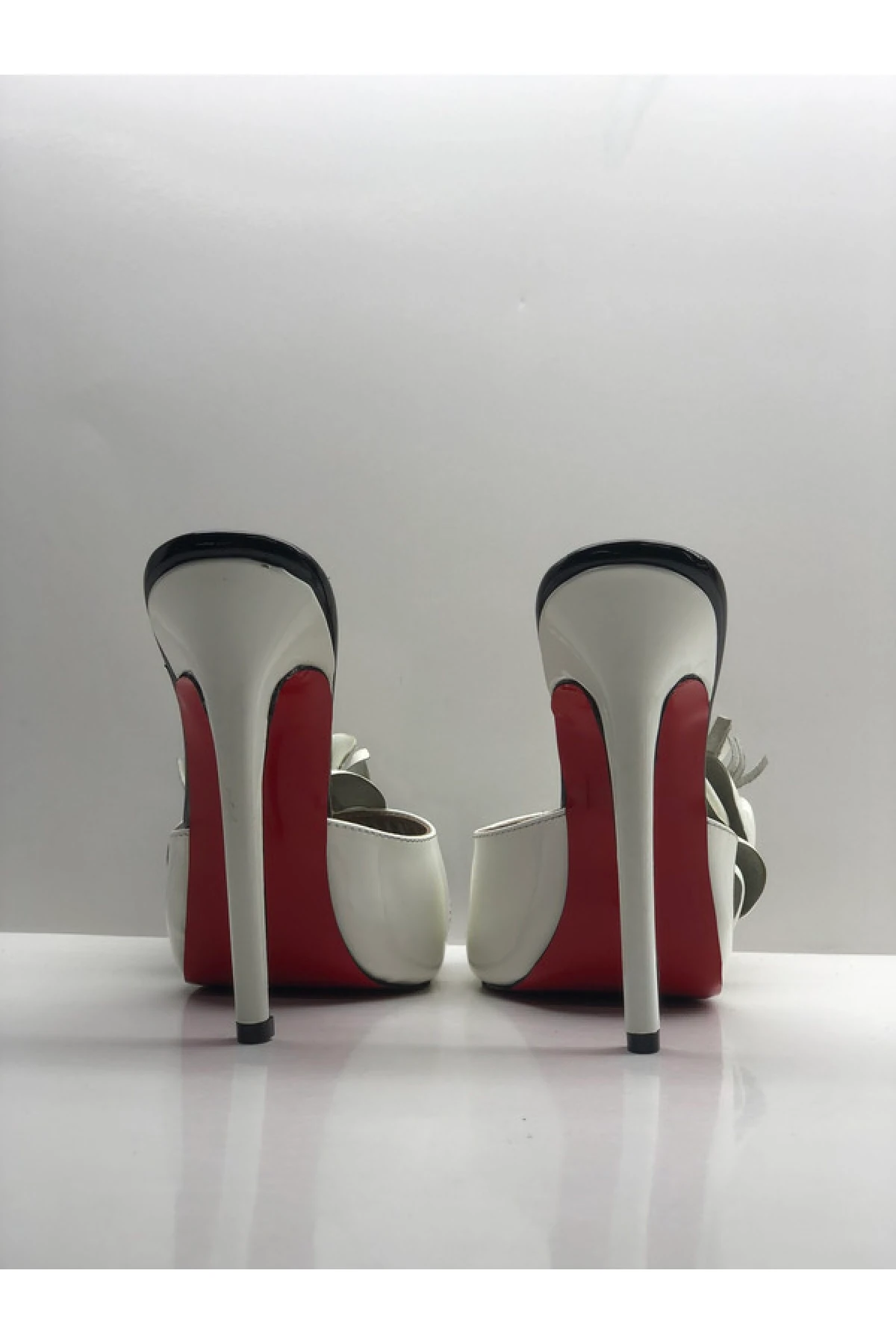 Deri Çiçekli Topuklu Terlik