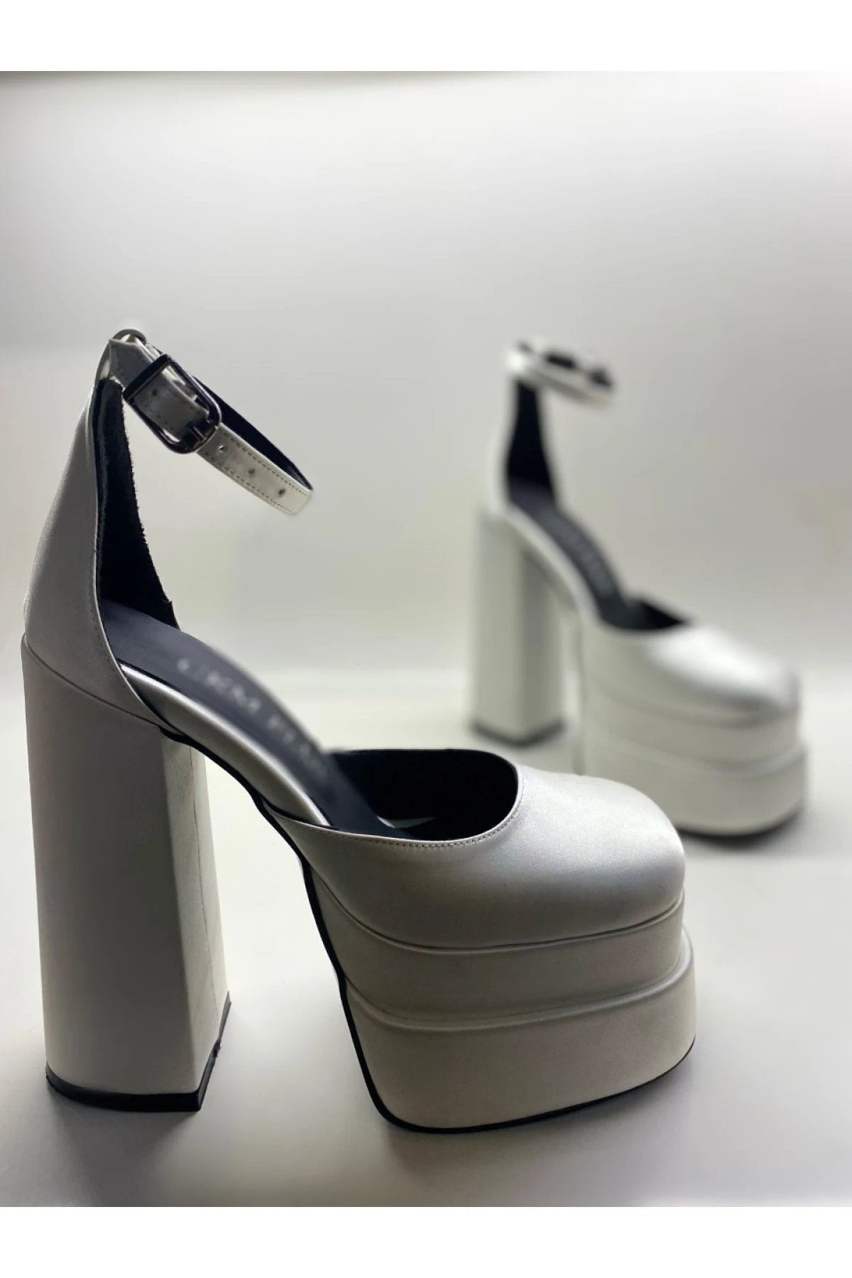 Beyaz Saten Bilekten Bağlamalı Kapalı Burun Çift Platform Topuklu Sandalet