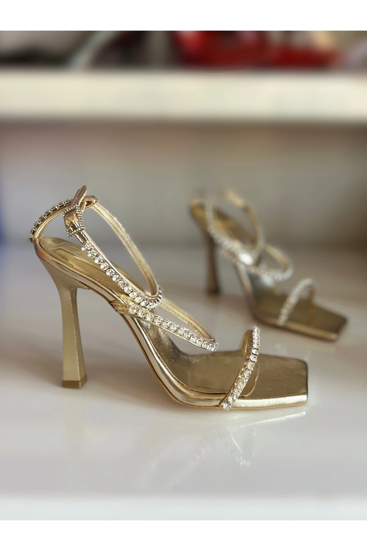 GOLD PARLAK TAŞLI ÜÇ BANTLI TOPUKLU SANDALET TOPUKLU AYAKKABI